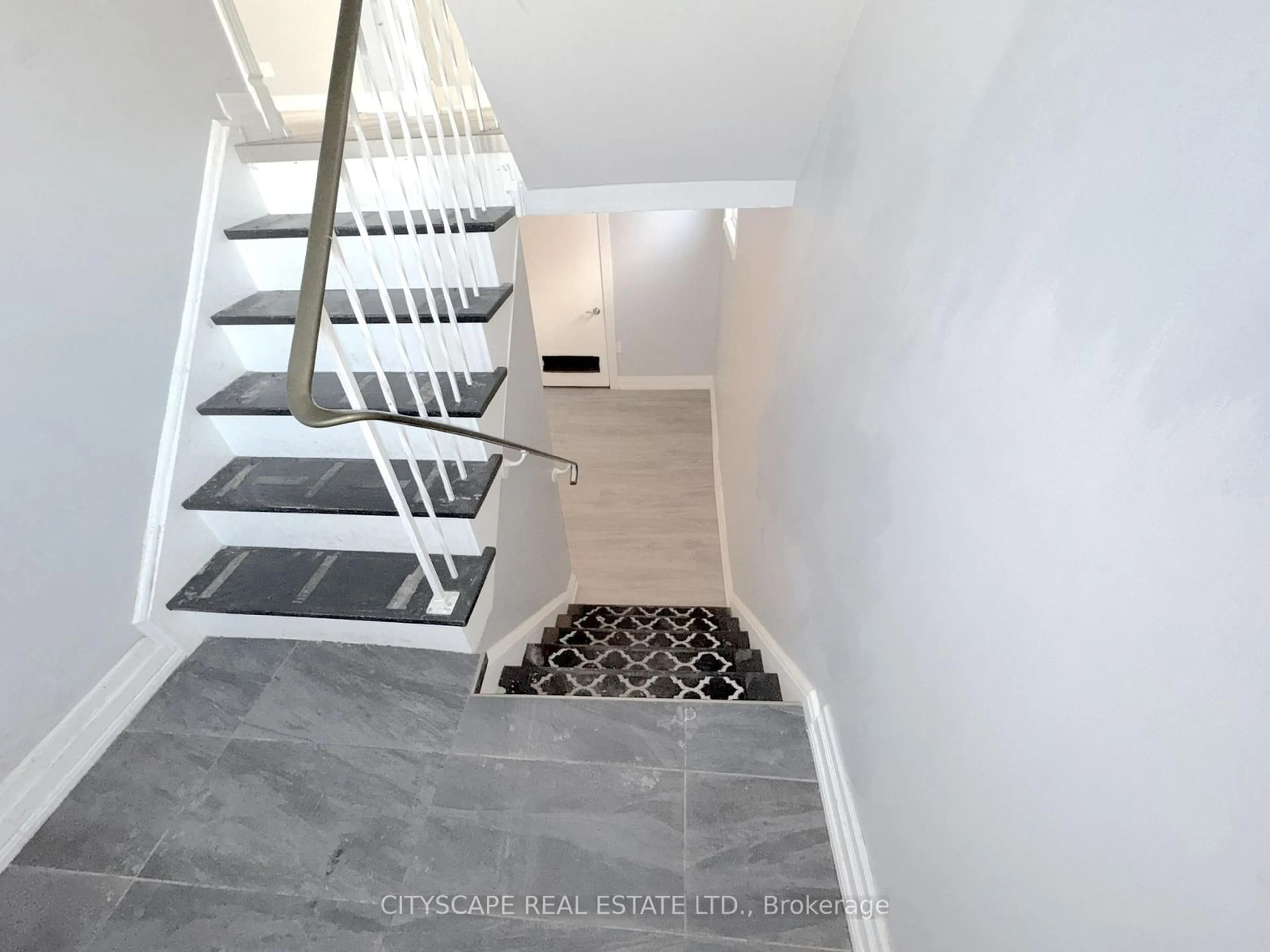 Stairs for 350 Vancouver Cres, Oshawa Ontario L1J 5X9