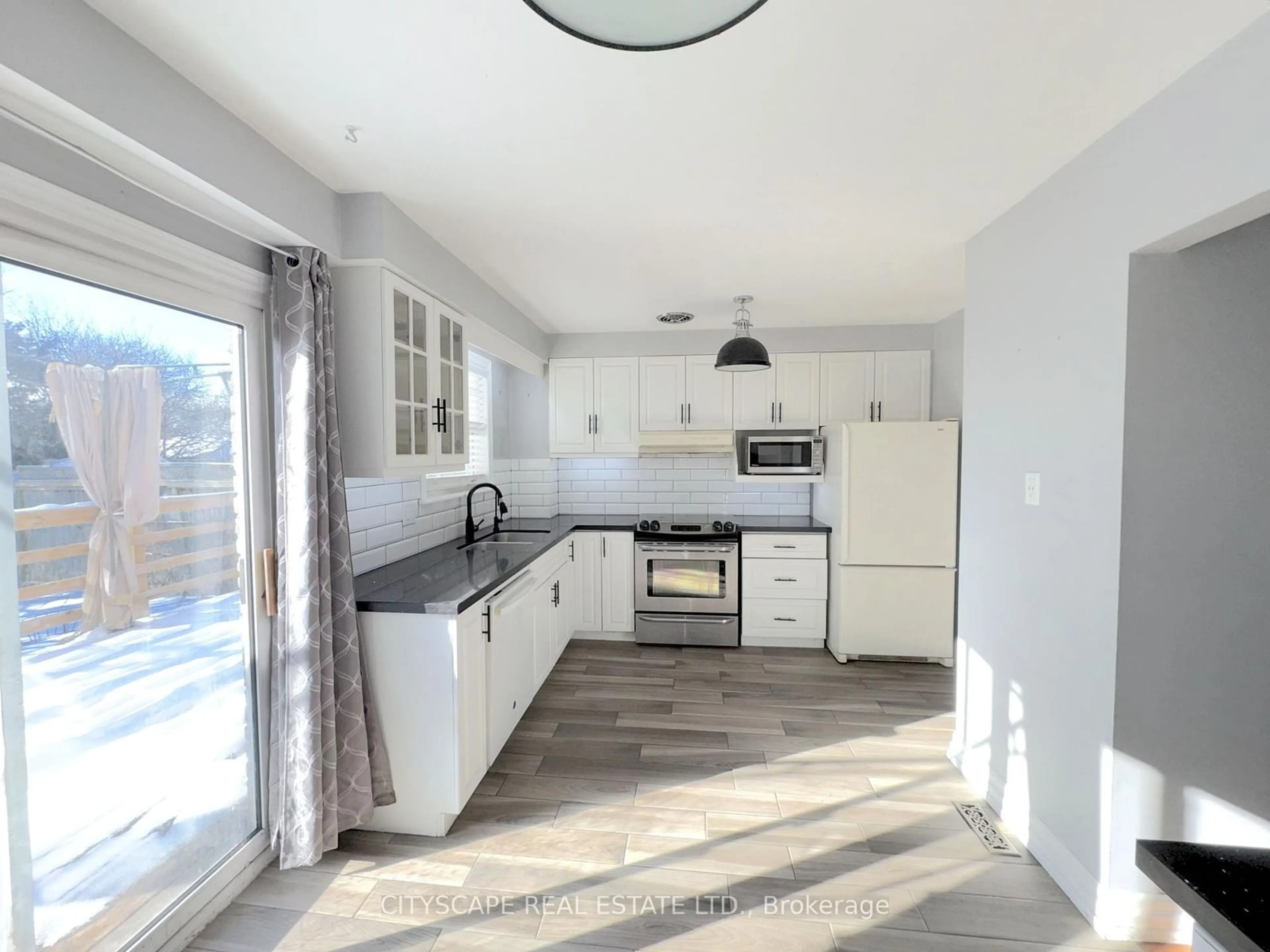 Open concept kitchen, unknown for 350 Vancouver Cres, Oshawa Ontario L1J 5X9