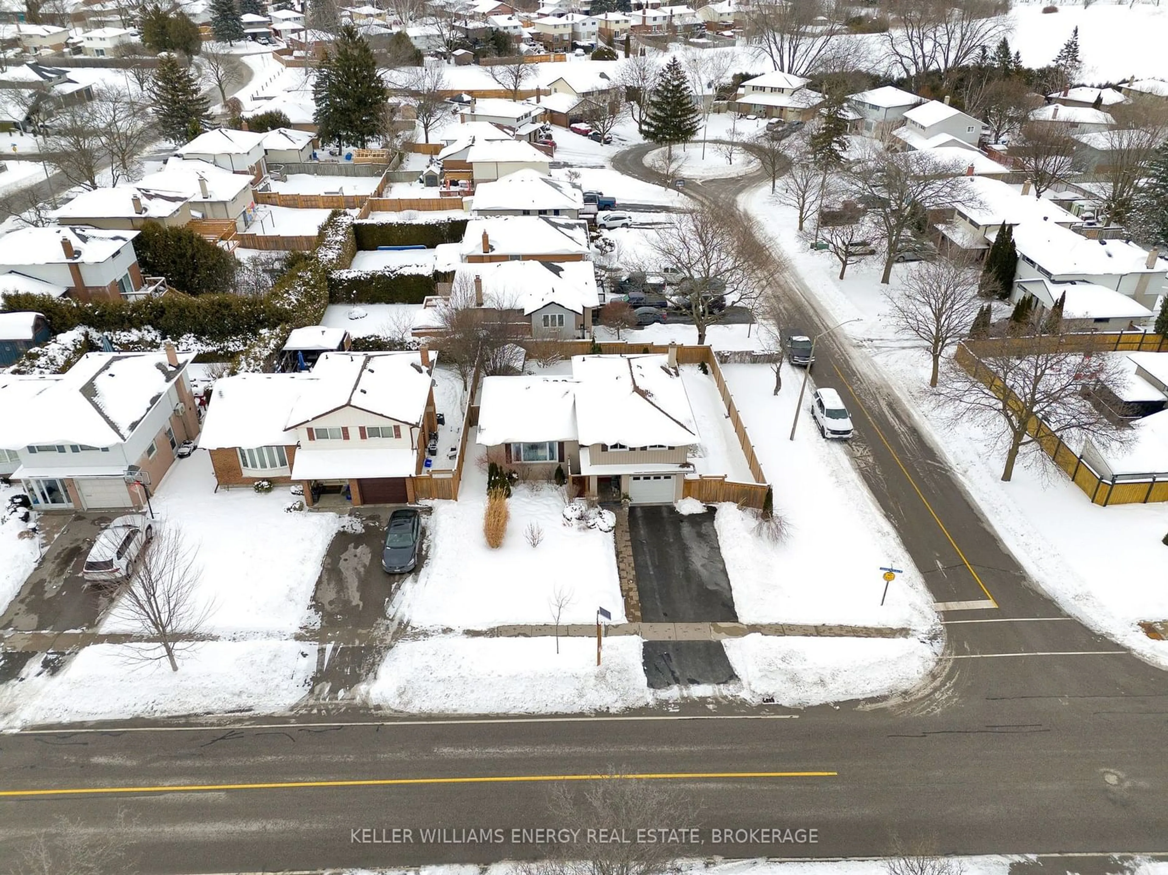 A pic from outside/outdoor area/front of a property/back of a property/a pic from drone, street for 933 Central Park Blvd, Oshawa Ontario L1G 6V9