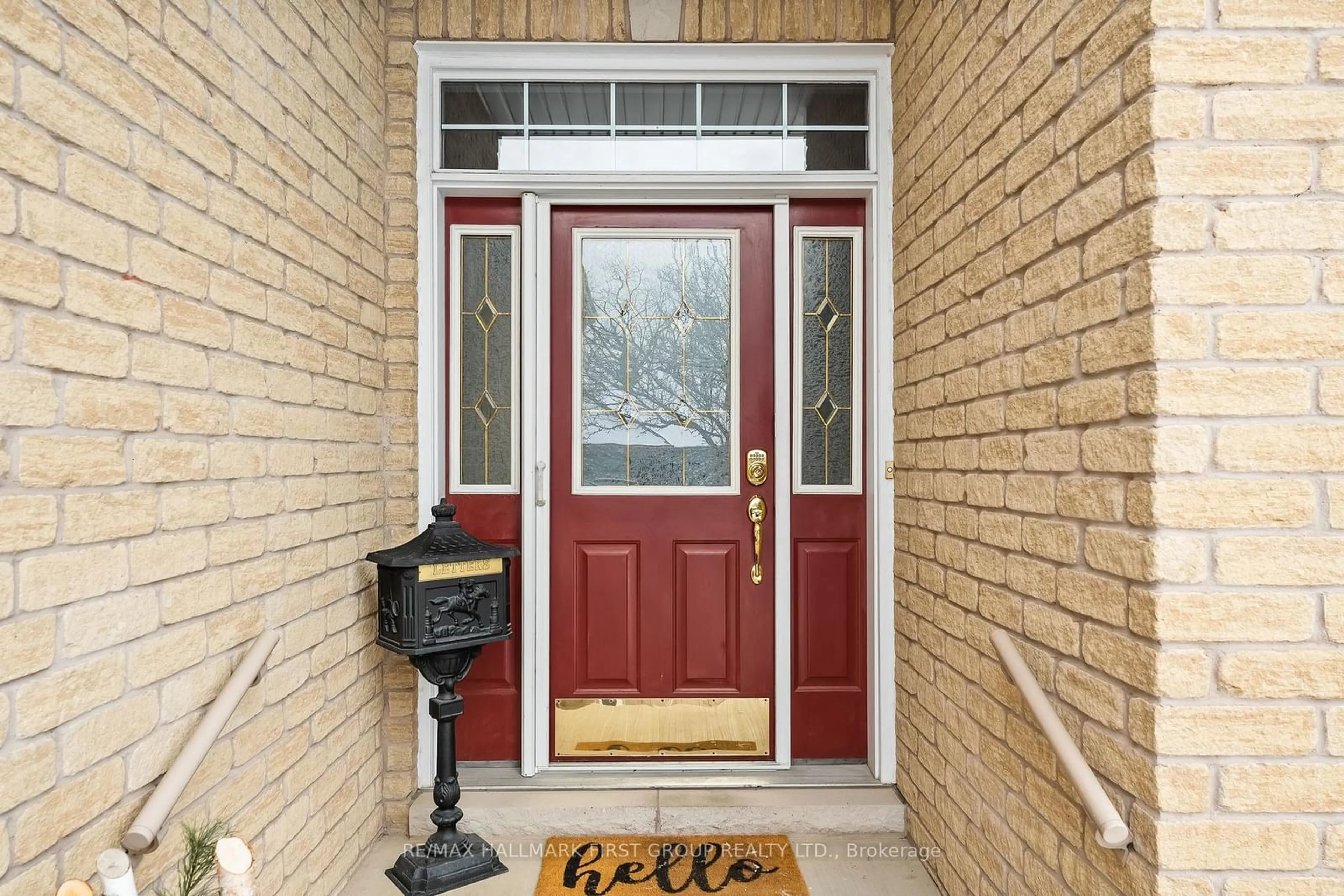 Indoor entryway for 1047 Interlake Dr, Oshawa Ontario L1K 2M5