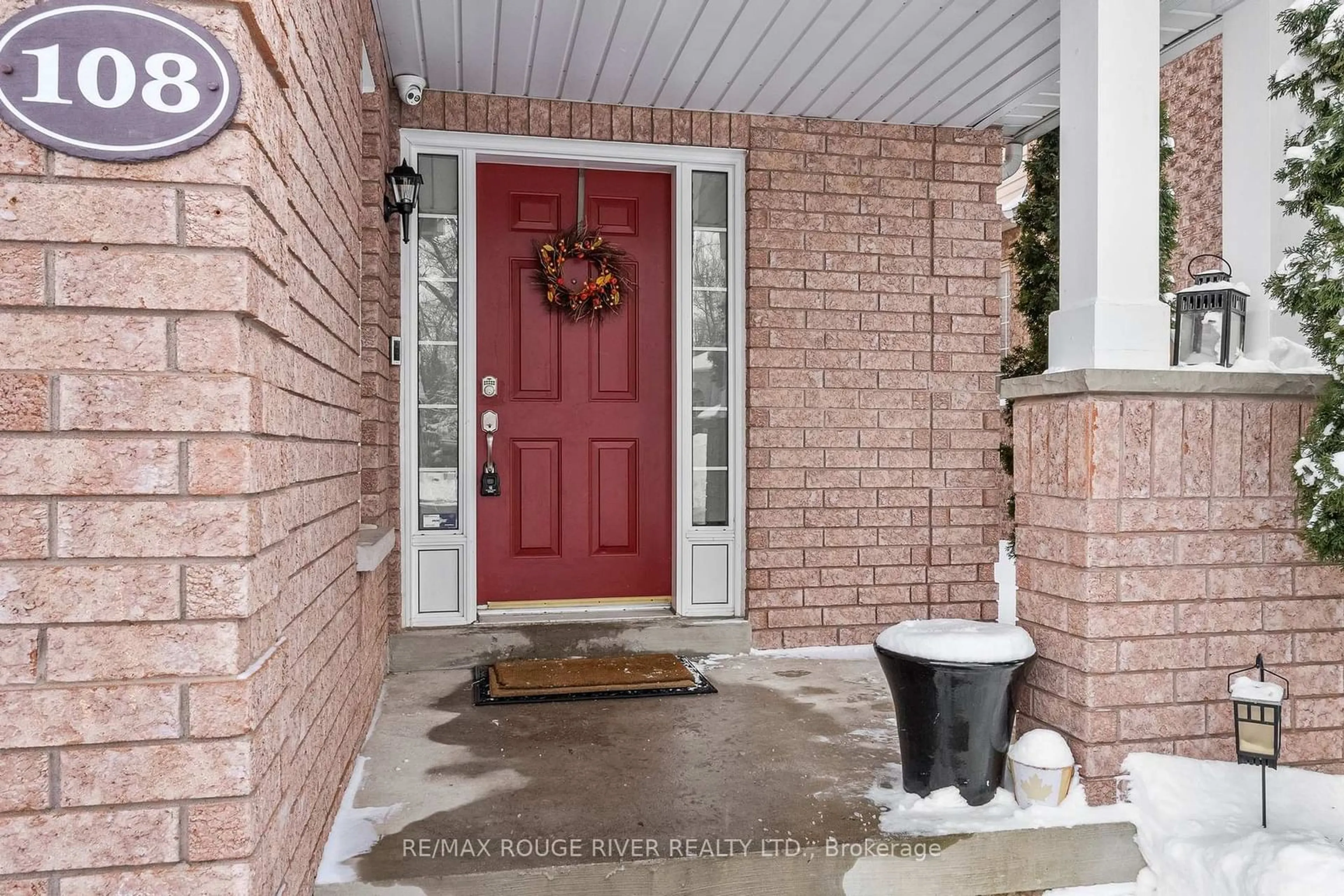 Indoor entryway for 108 Gateway Crt, Whitby Ontario L1R 3M8