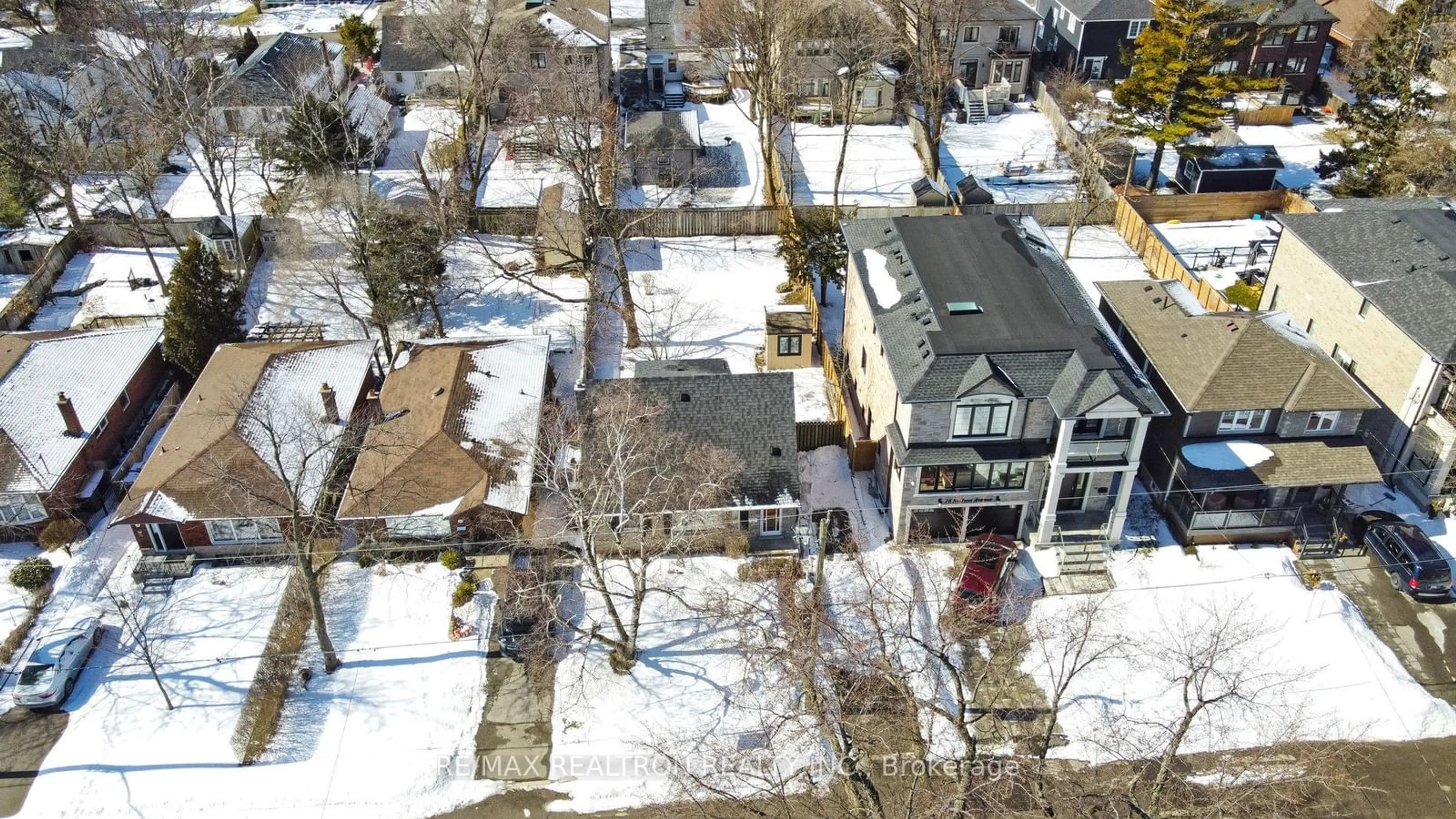 A pic from outside/outdoor area/front of a property/back of a property/a pic from drone, street for 14 Neilson Ave, Toronto Ontario M1M 2S2