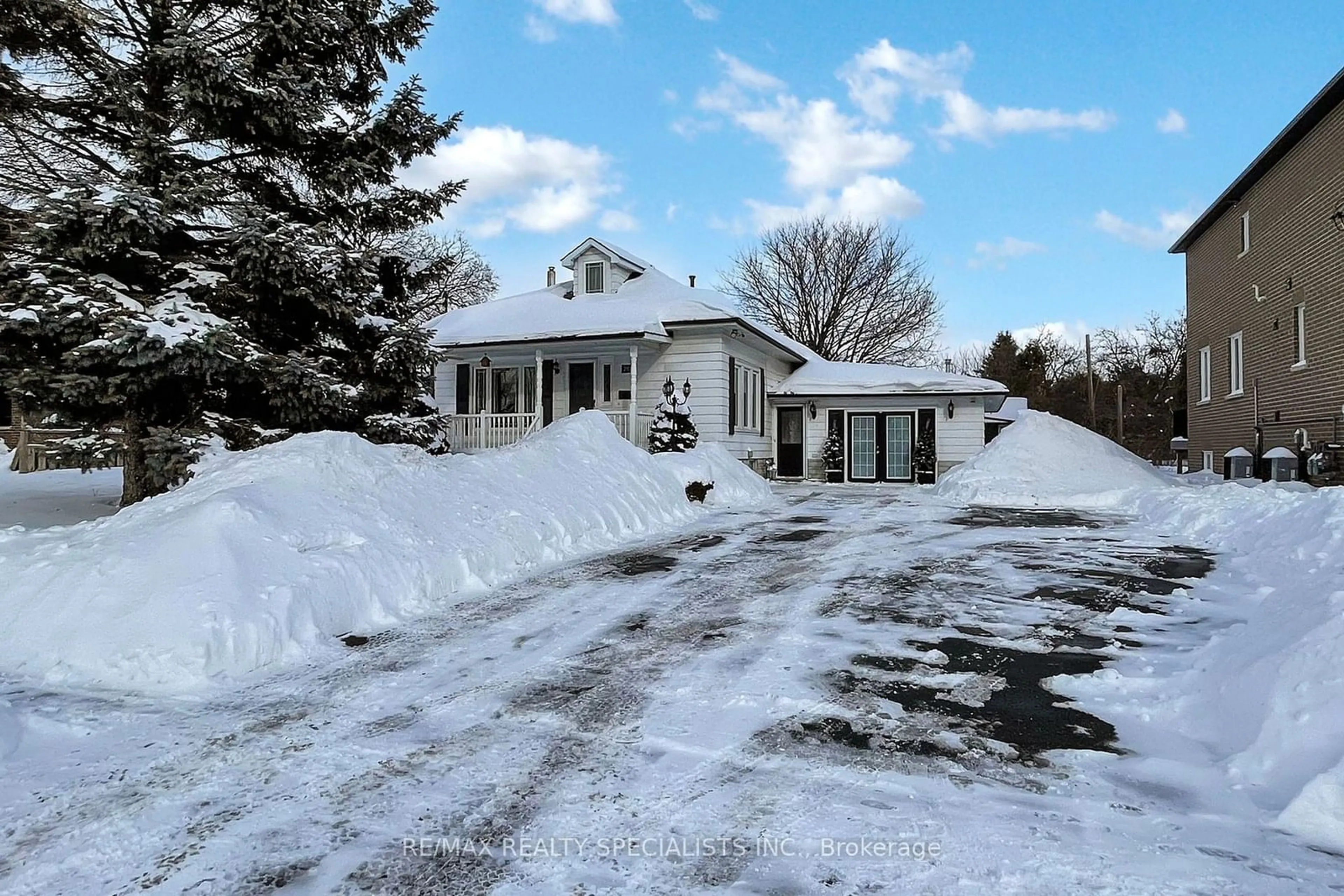 A pic from outside/outdoor area/front of a property/back of a property/a pic from drone, street for 397 Wilson Rd, Oshawa Ontario L1H 6C8