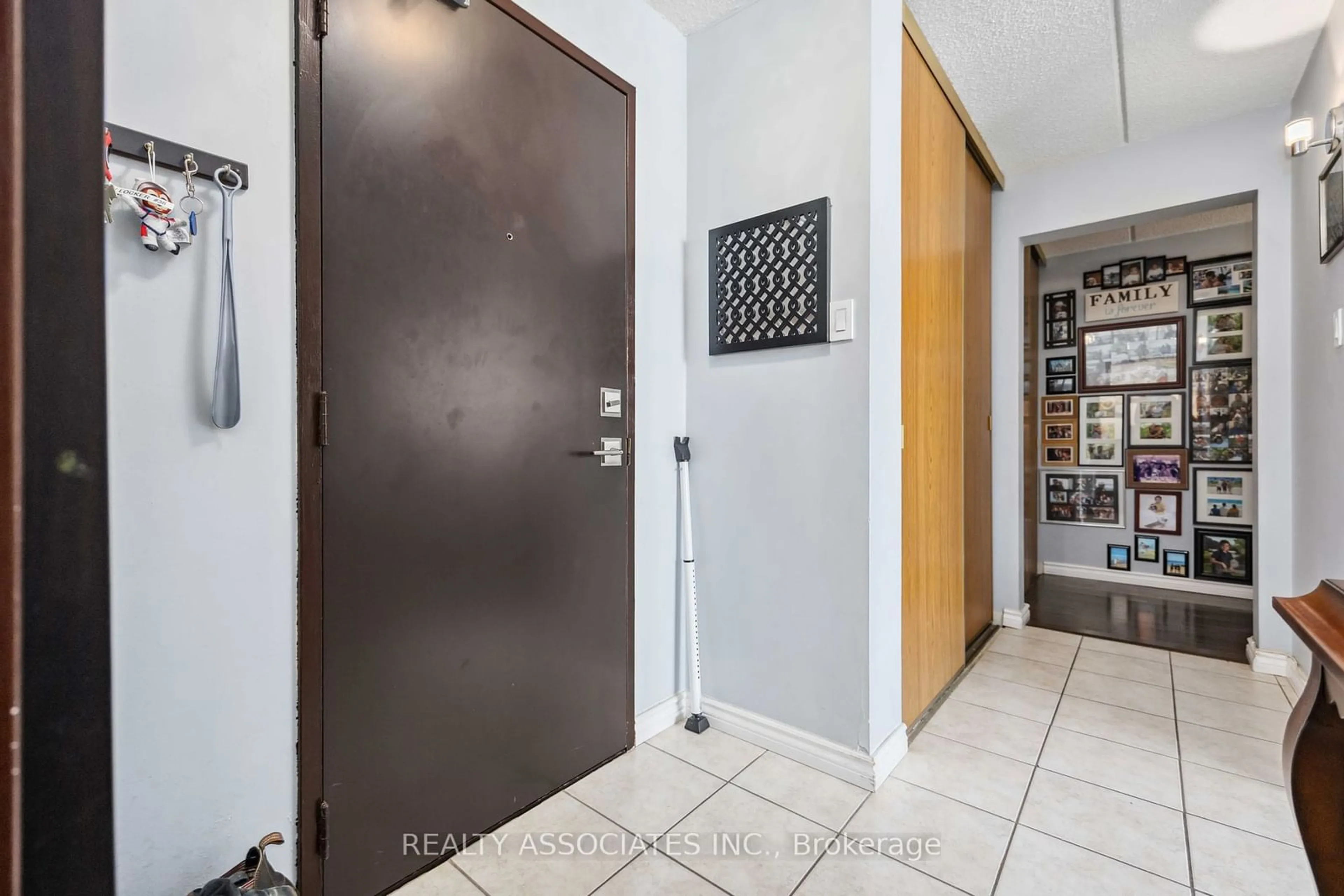 Indoor entryway for 2 Glamorgan Ave #1014, Toronto Ontario M1P 2M8