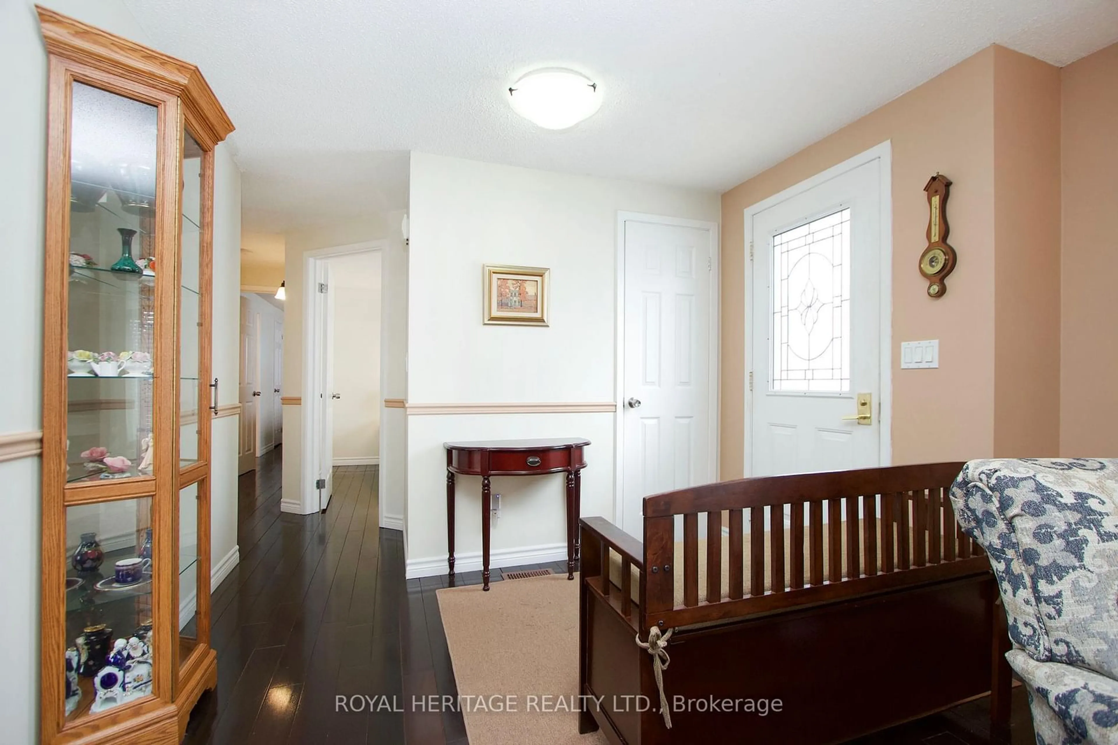 Indoor foyer for 67 Fairway Dr, Clarington Ontario L1B 1B2