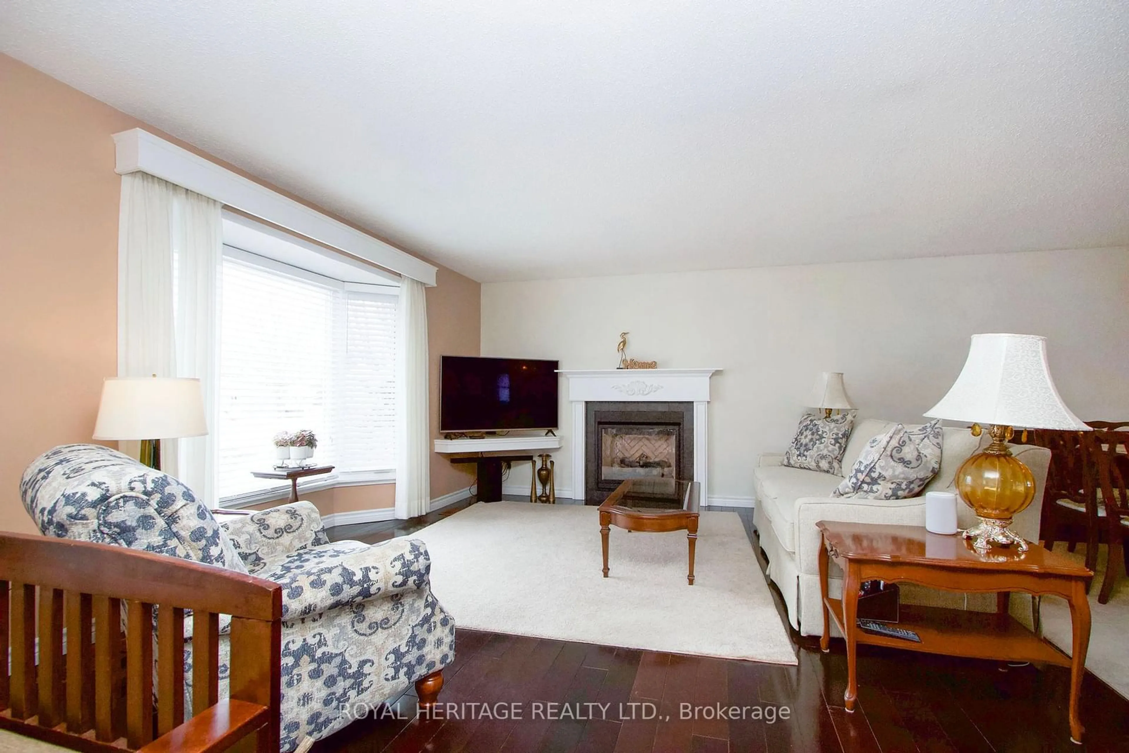 Living room with furniture, unknown for 67 Fairway Dr, Clarington Ontario L1B 1B2