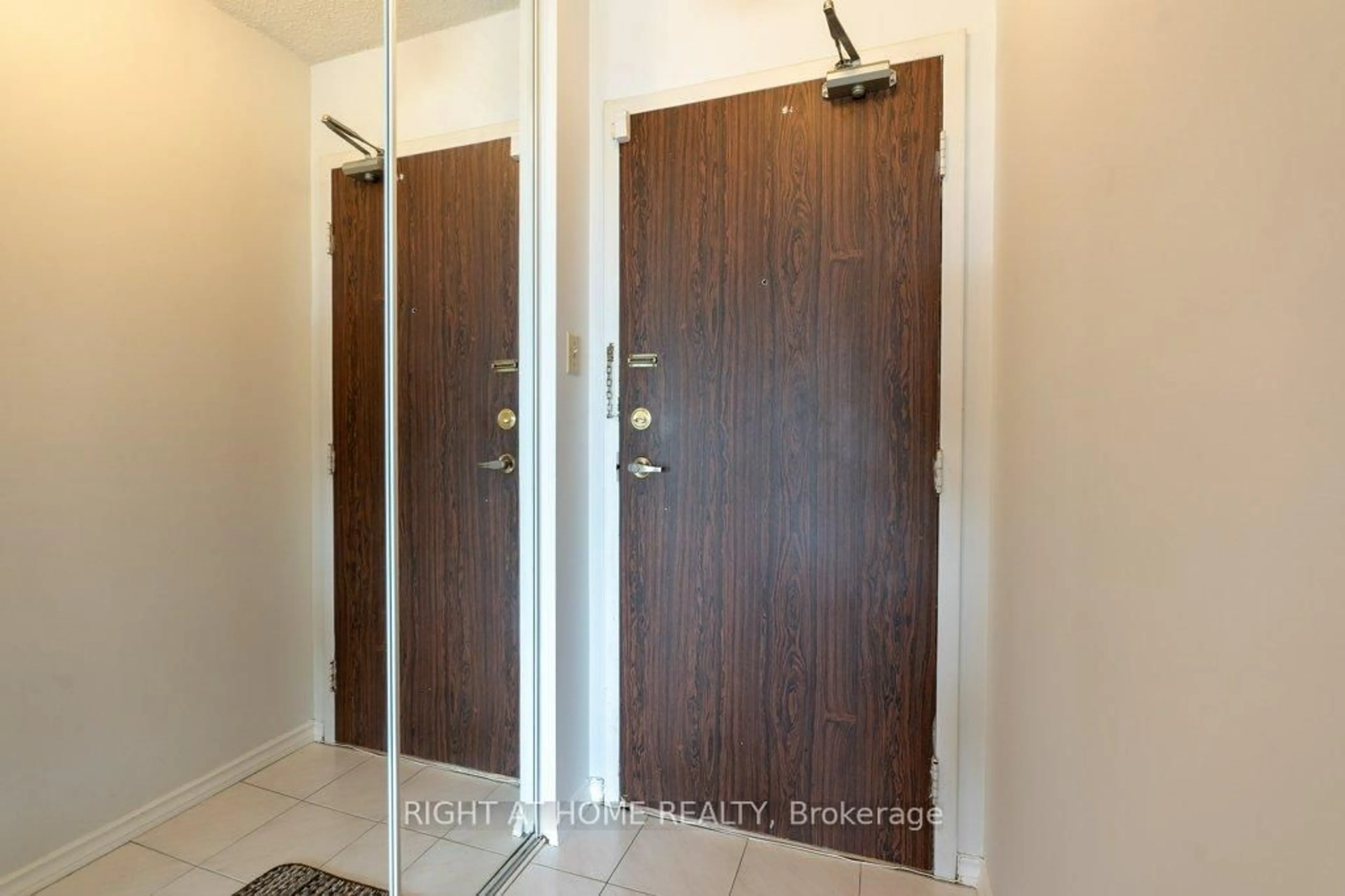 Indoor entryway for 2365 Kennedy Rd ##608, Toronto Ontario M1T 3S6