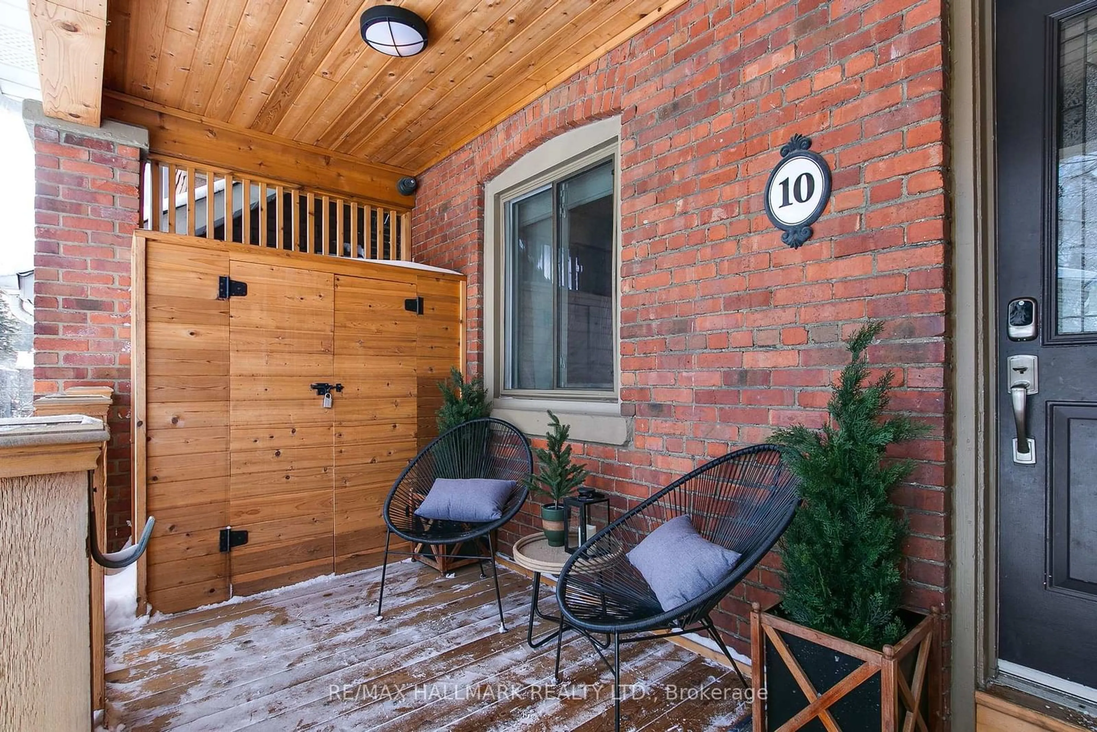 Patio, street for 10 Kingsmount Park Rd, Toronto Ontario M4L 3L1