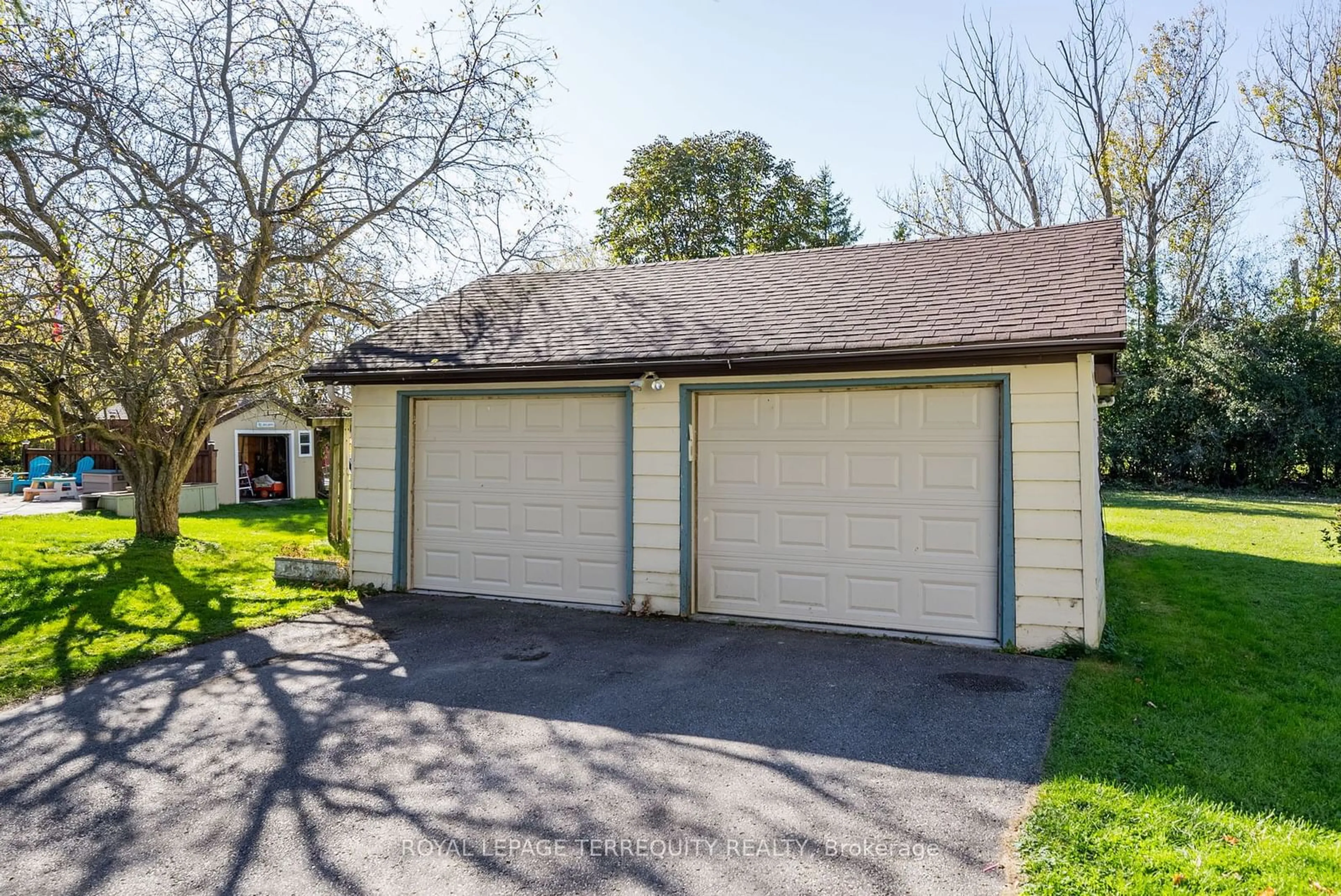 Indoor garage for 14576 Old Simcoe Rd, Scugog Ontario L9L 1C1