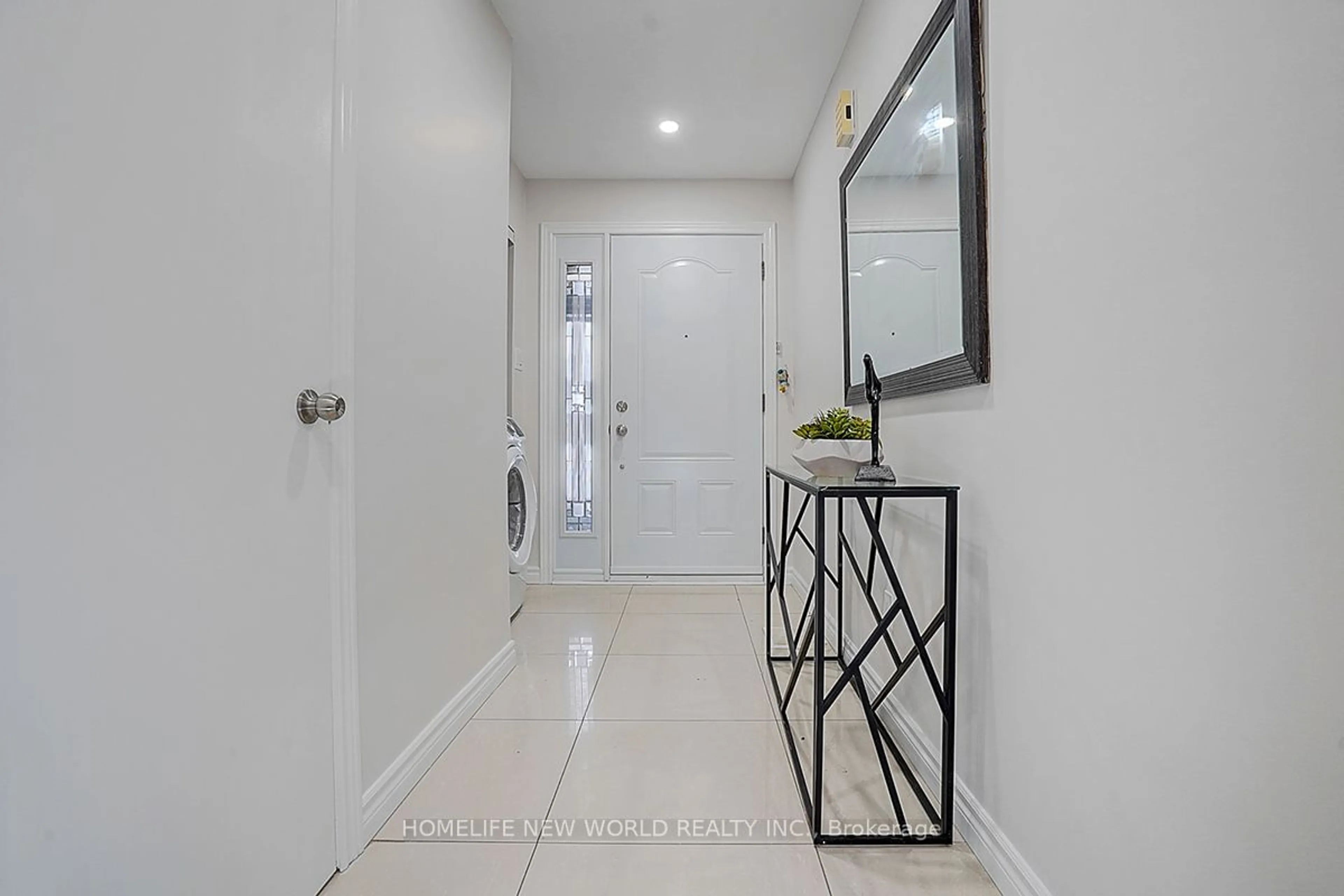 Indoor entryway for 17 Pale Moon Cres, Toronto Ontario M1W 3H4