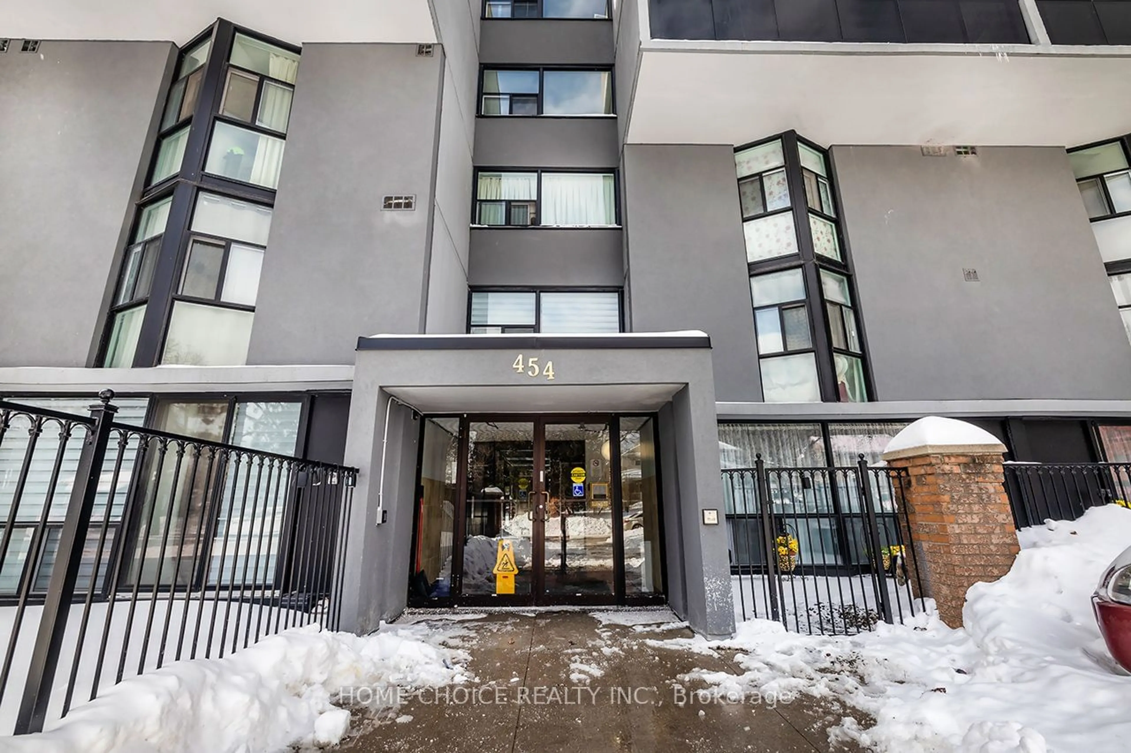 Indoor foyer for 454 Centre St #412, Oshawa Ontario L1H 4C2