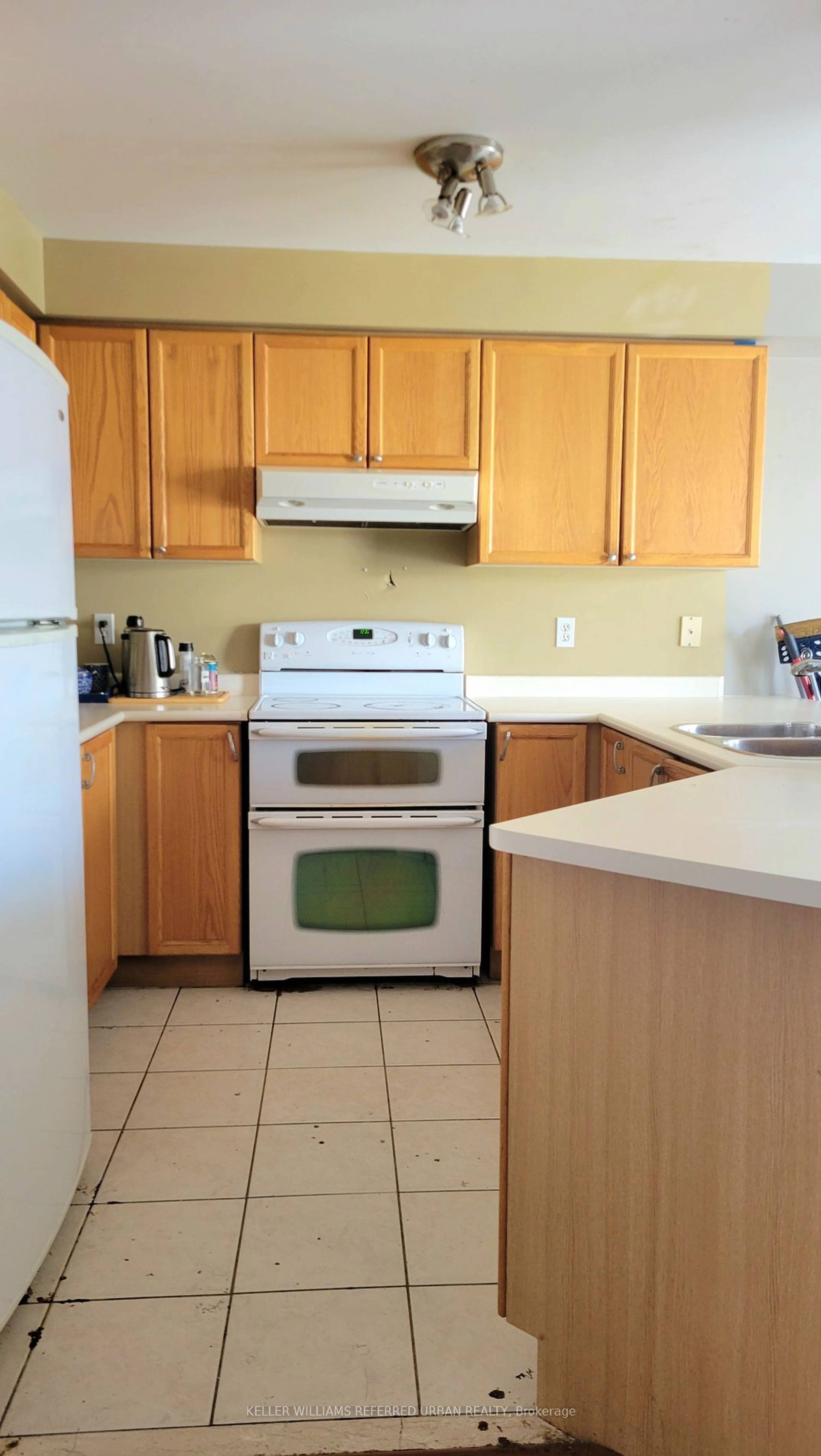 Standard kitchen, unknown for 14 Bayside Gate, Whitby Ontario L1N 9T1