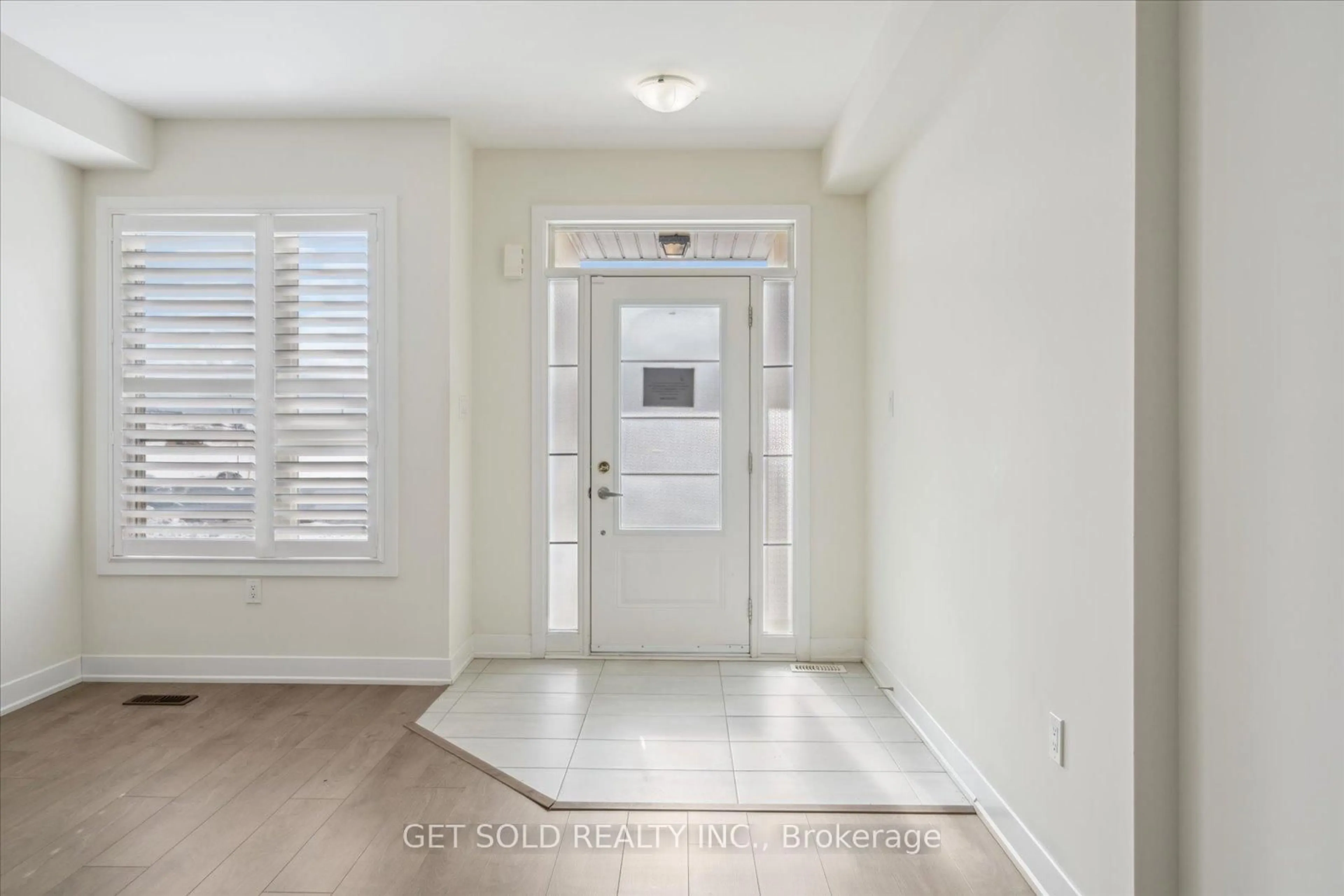 Indoor entryway for 144 Vanier St, Whitby Ontario L1R 0N3