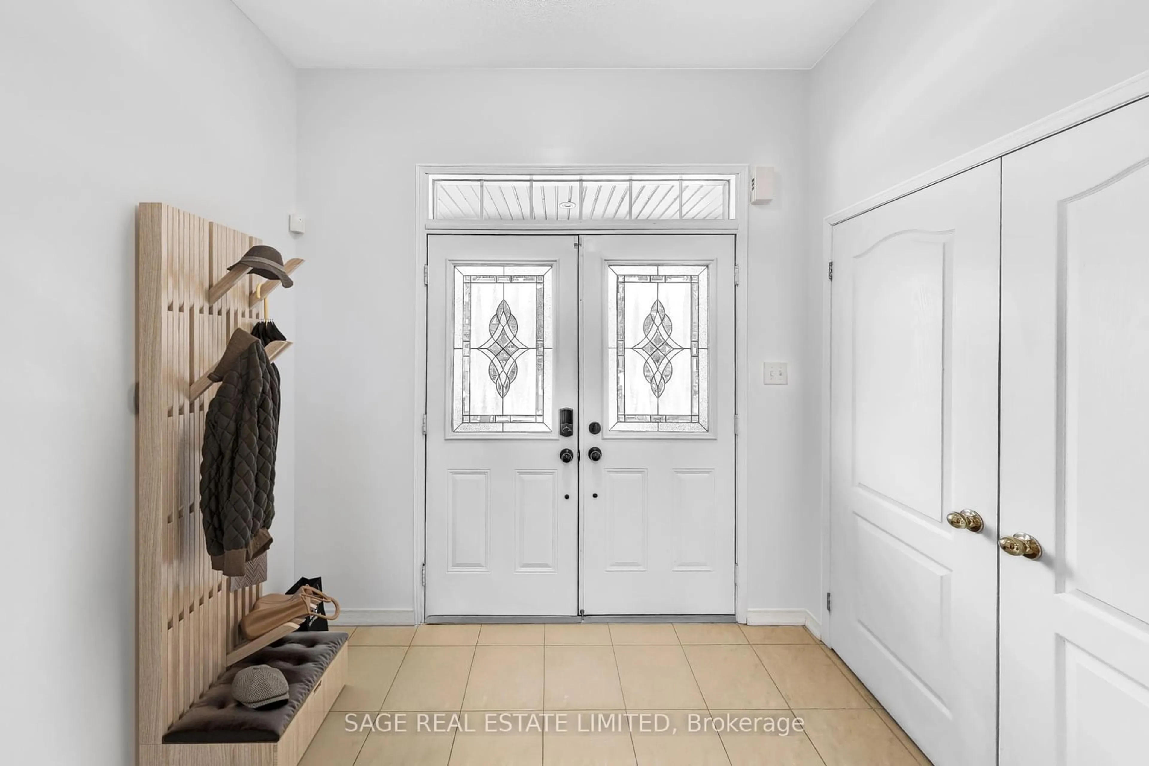 Indoor entryway for 14 Clarepark Crt, Ajax Ontario L1Z 0J5