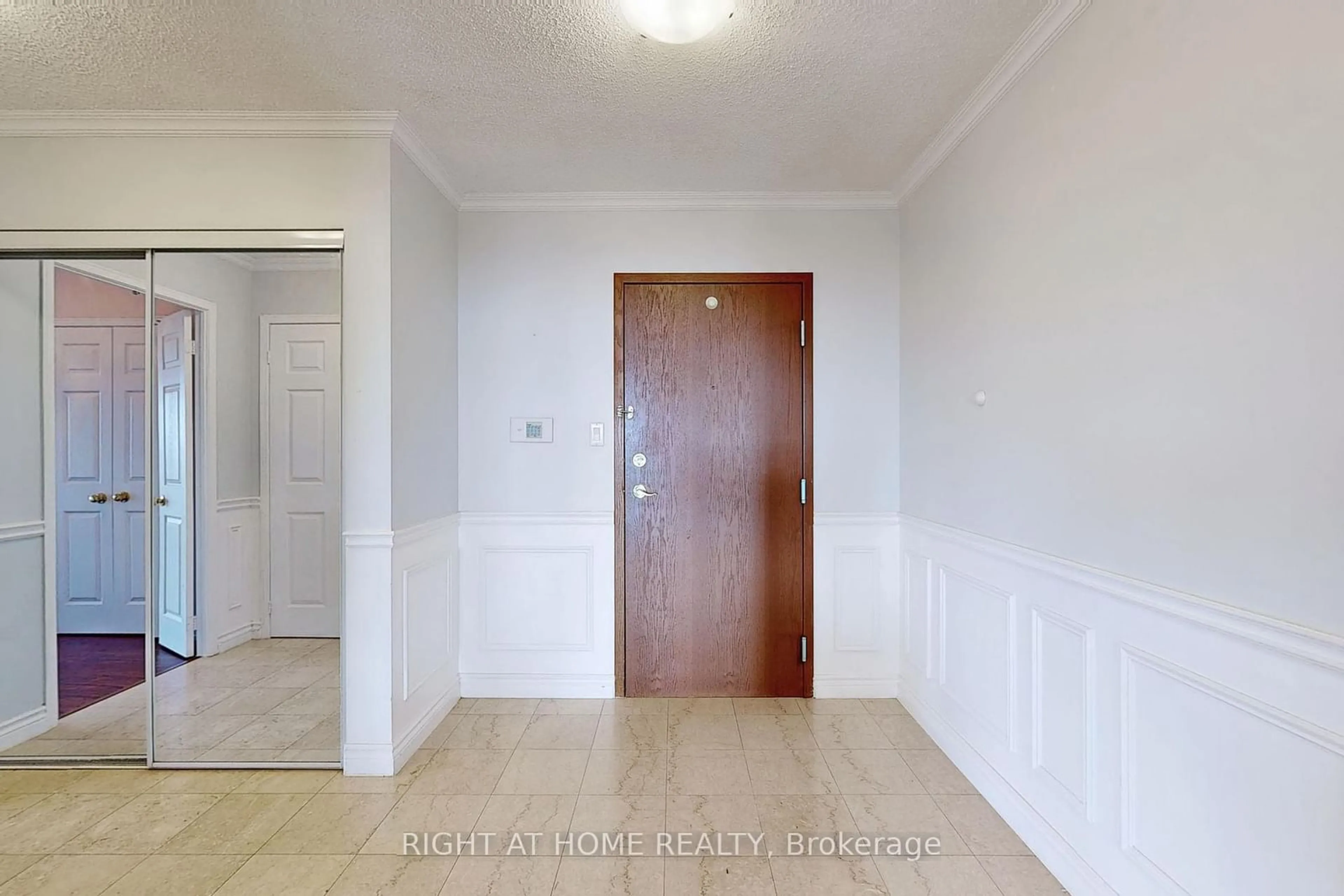 Indoor foyer for 168 Bonis Ave #805, Toronto Ontario M1T 3V6