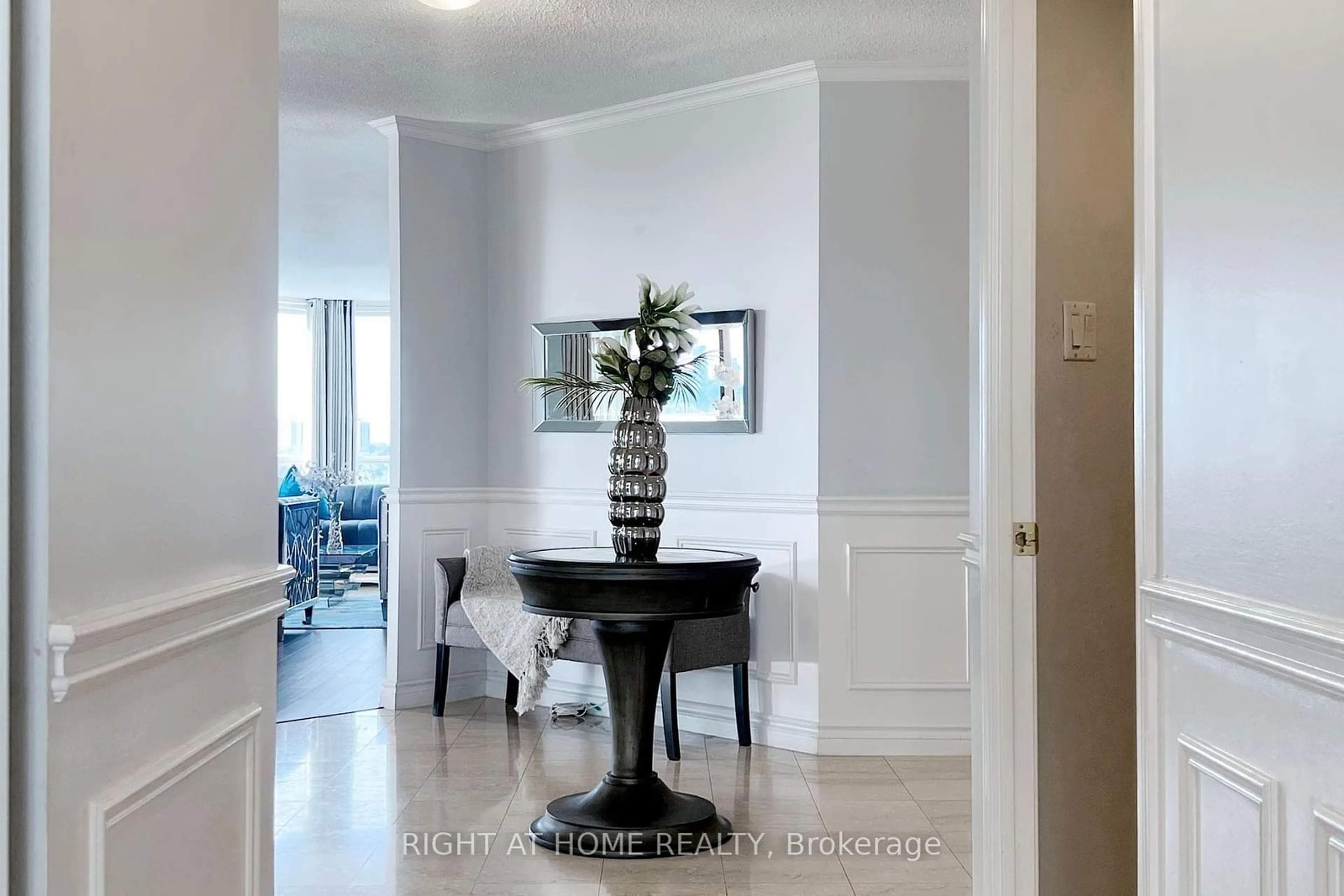 Indoor foyer for 168 Bonis Ave #805, Toronto Ontario M1T 3V6