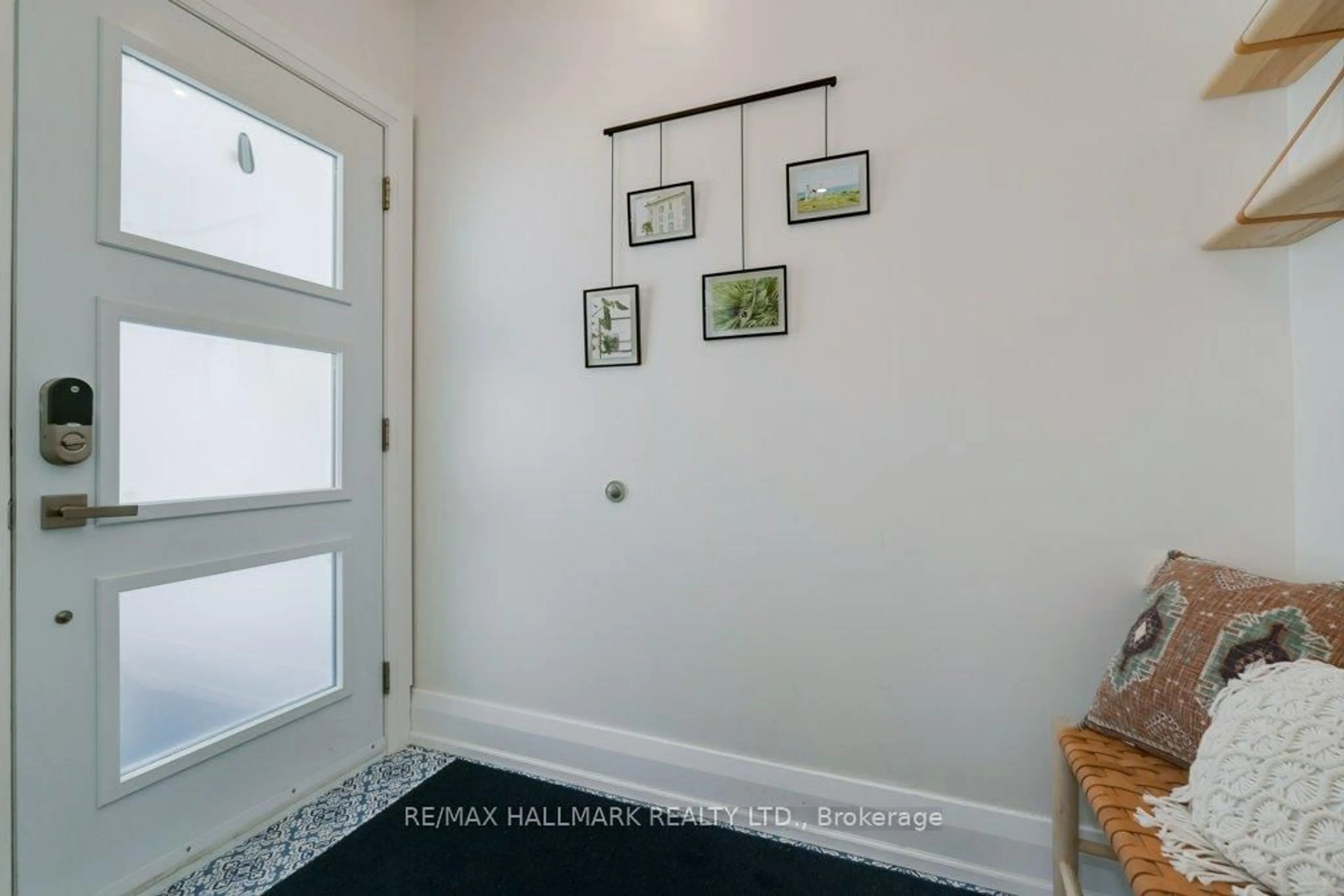 Indoor entryway for 338 Kenilworth Ave, Toronto Ontario M4L 3S8