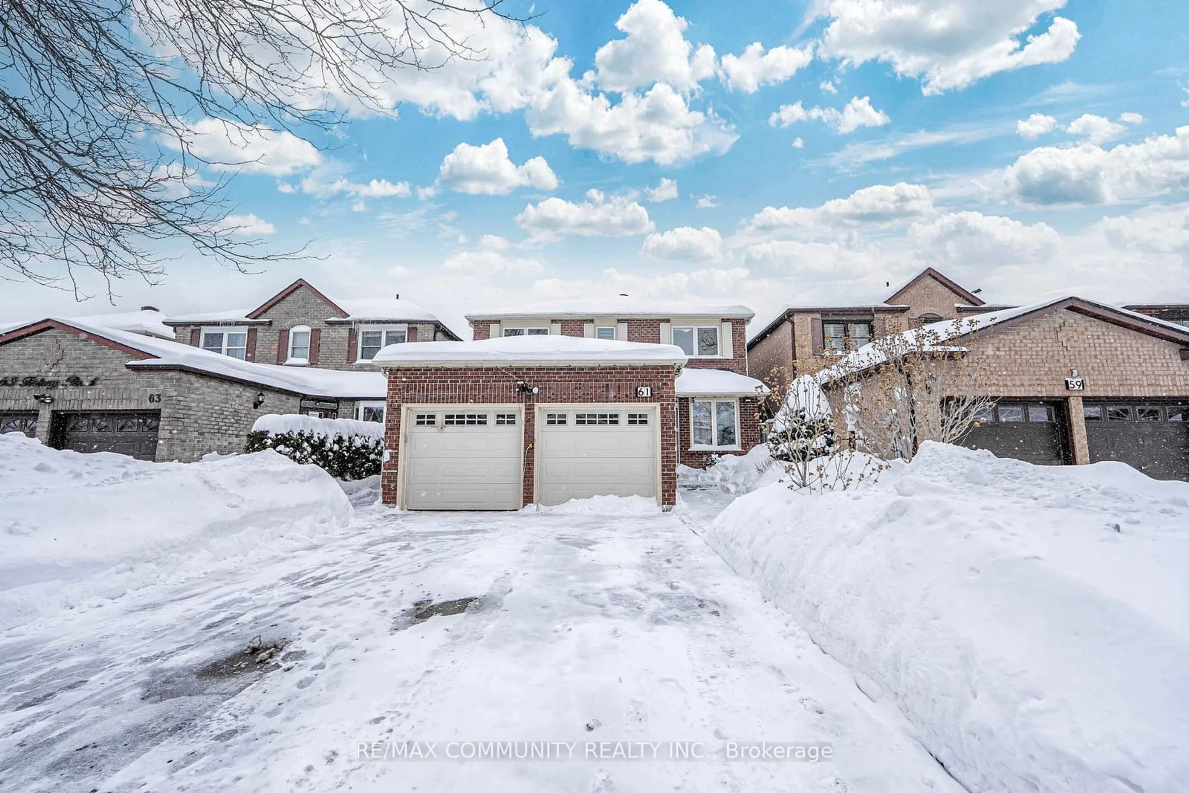 A pic from outside/outdoor area/front of a property/back of a property/a pic from drone, street for 61 Fishery Rd, Toronto Ontario M1C 3R7