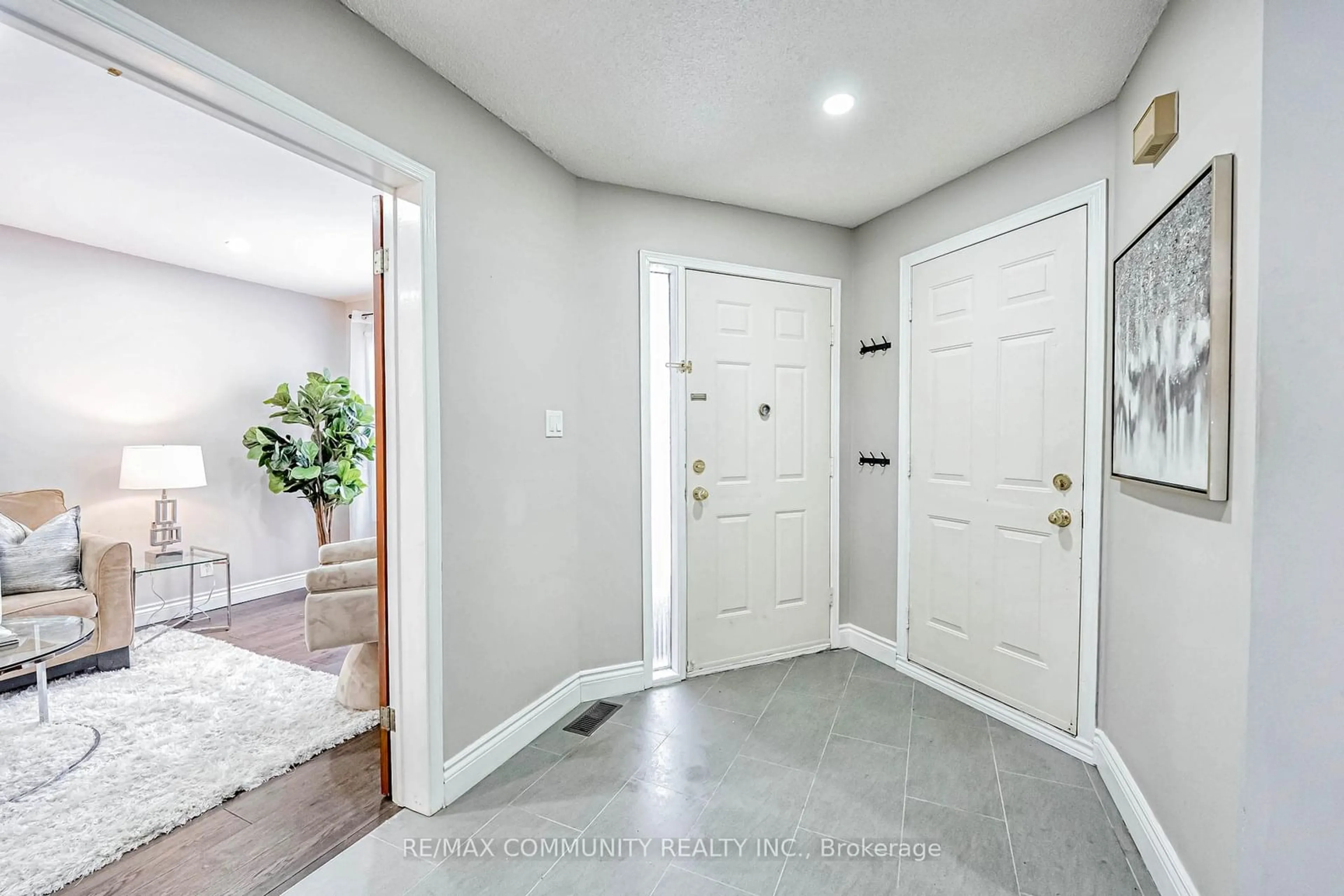 Indoor entryway for 61 Fishery Rd, Toronto Ontario M1C 3R7