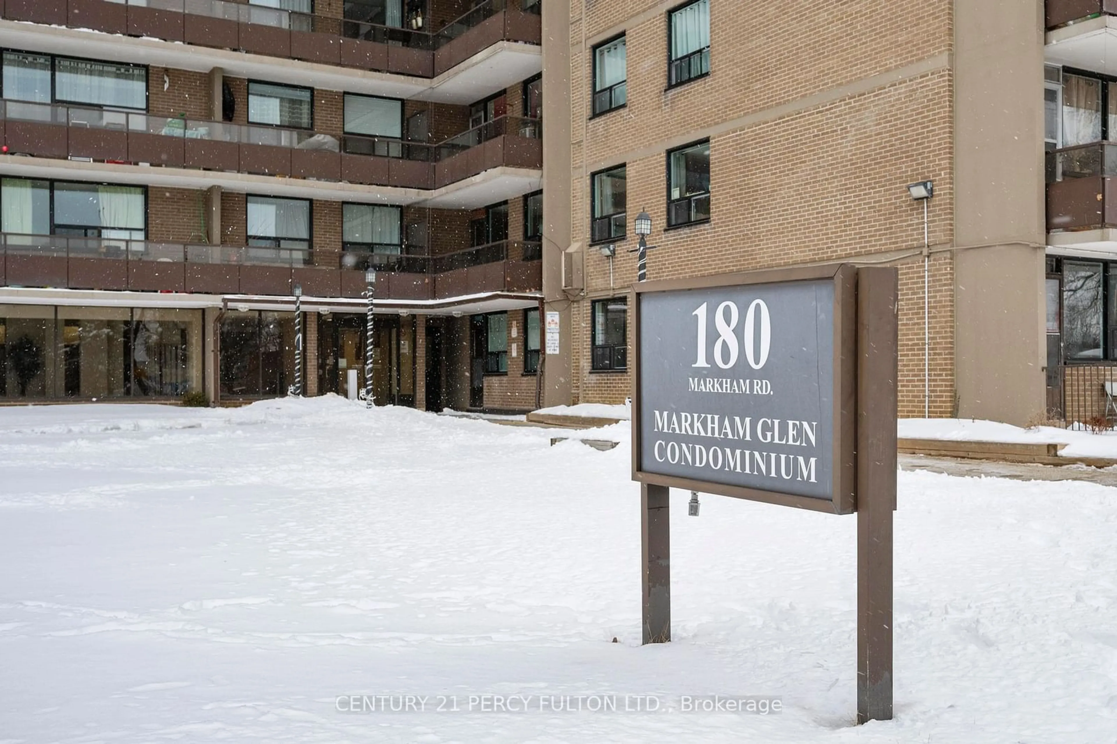 Indoor foyer for 180 Markham Rd #915, Toronto Ontario M1M 2Z9