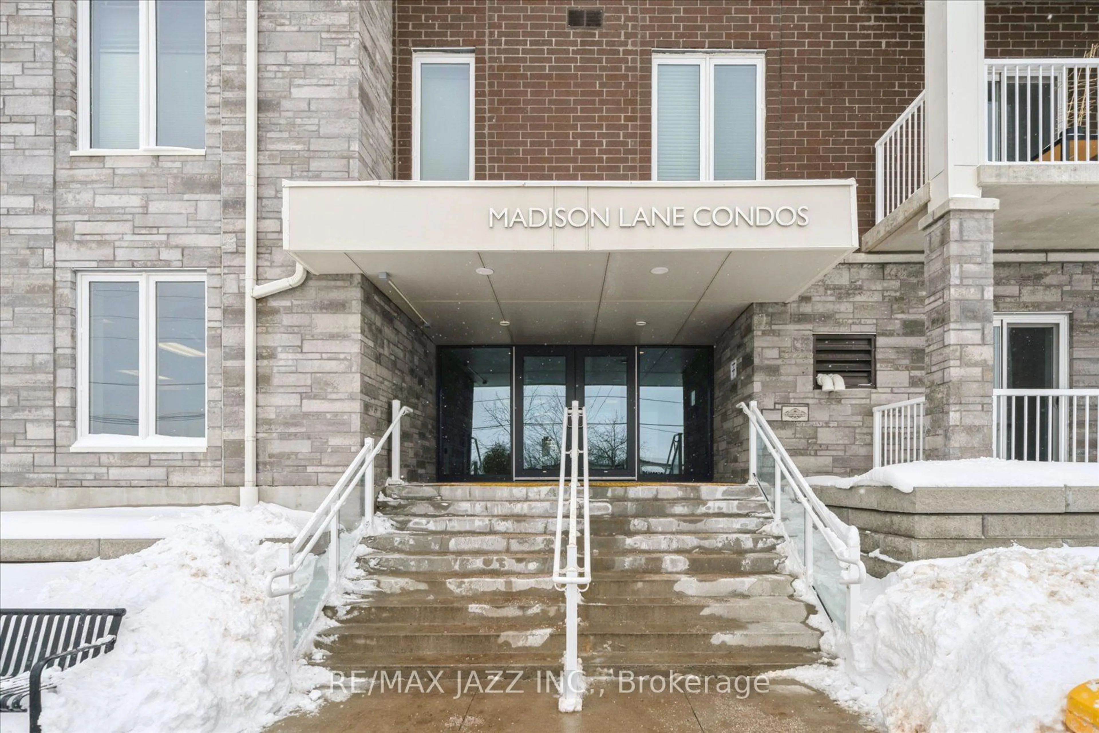 Indoor foyer for 290 Liberty St #322, Clarington Ontario L1C 0V5