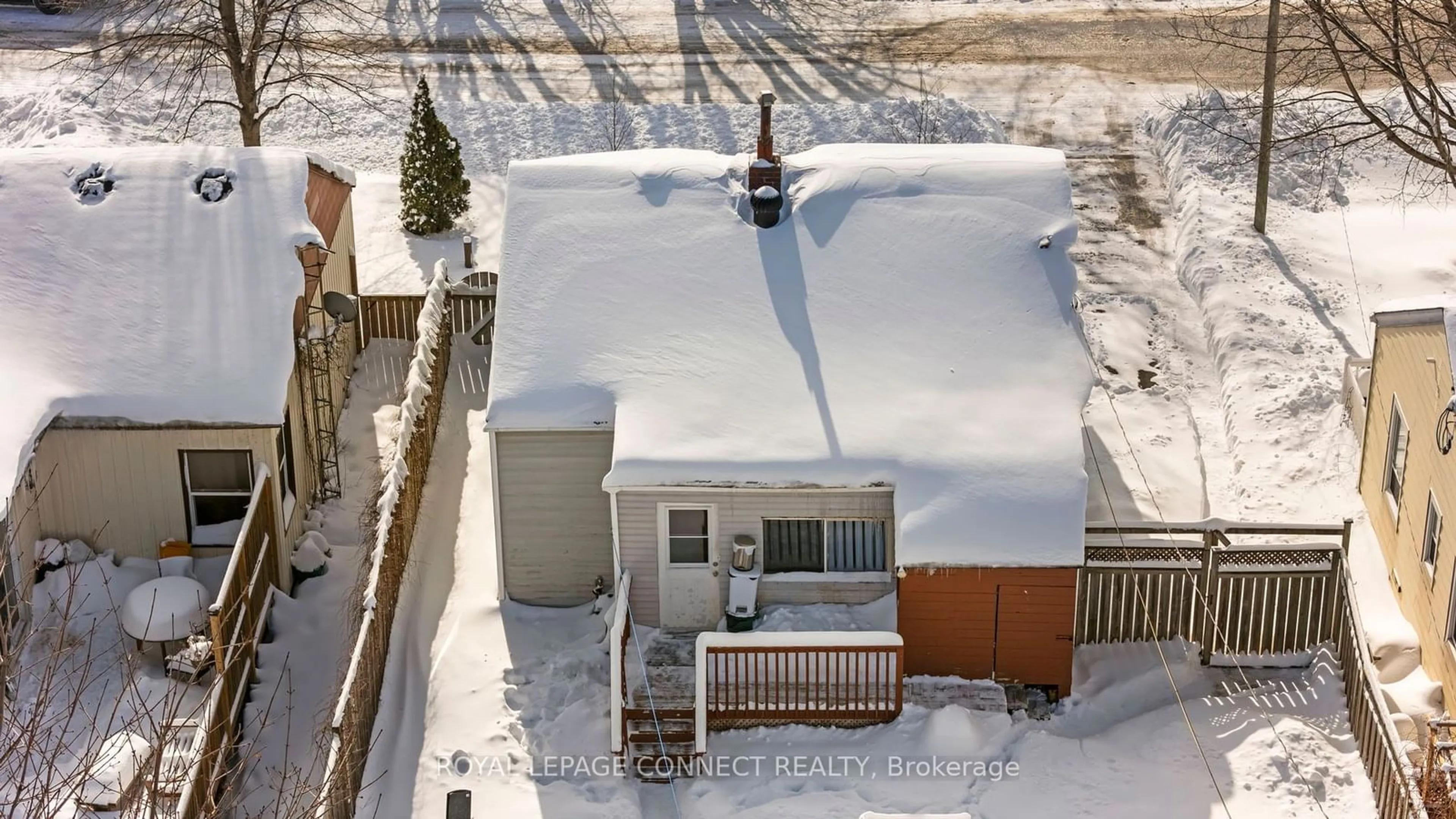 A pic from outside/outdoor area/front of a property/back of a property/a pic from drone, street for 8 Birch Cres, Ajax Ontario L1S 1X4