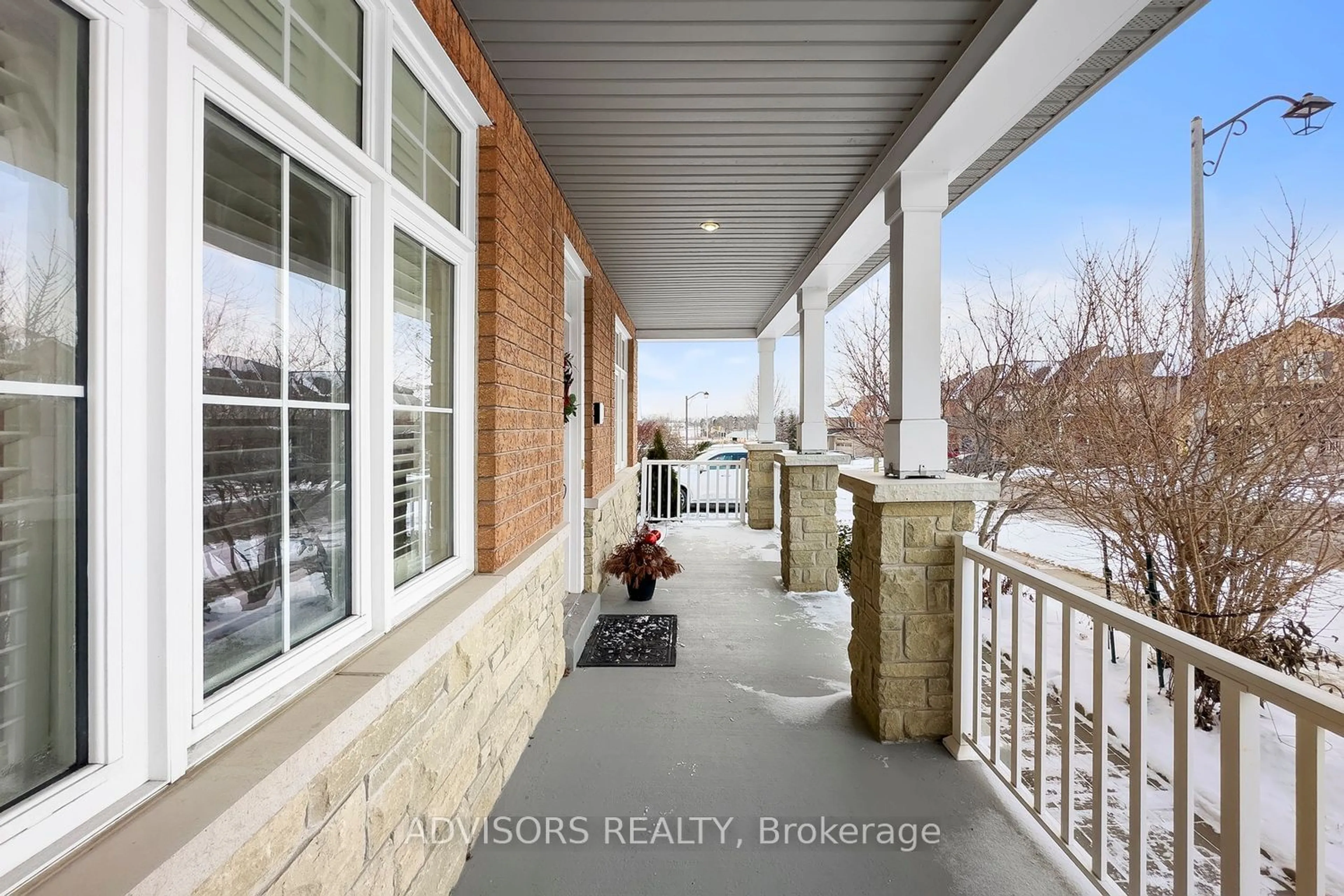 Indoor entryway for 35 Northern Dancer Dr, Oshawa Ontario L1L 0A9