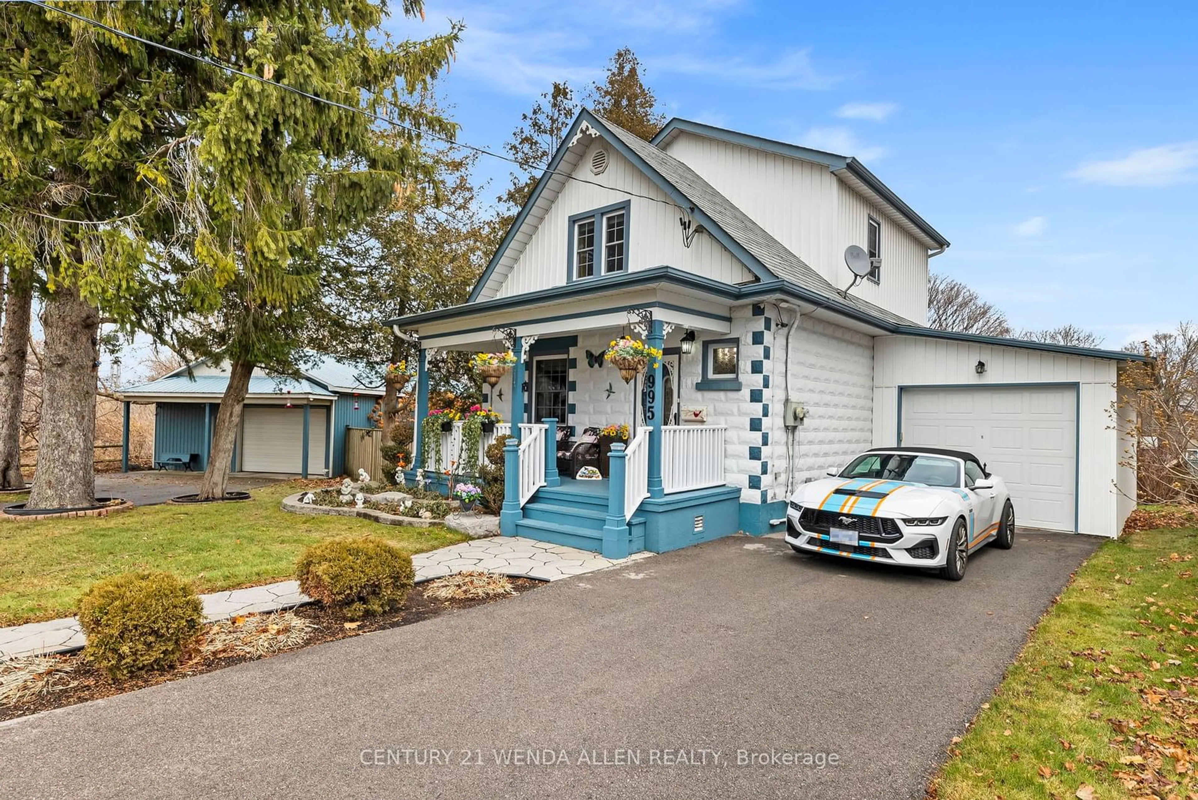 Home with vinyl exterior material, street for 995 Cedar St, Oshawa Ontario L1J 3R5