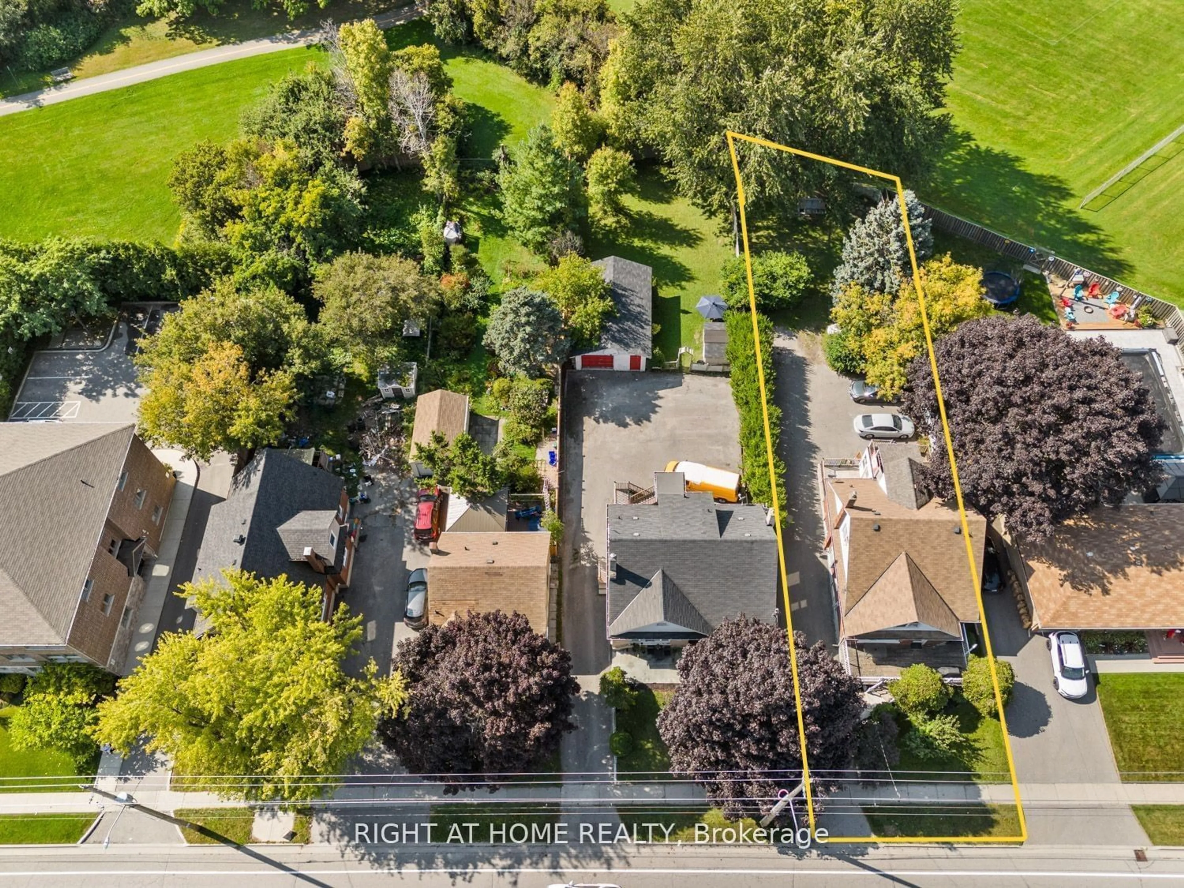 A pic from outside/outdoor area/front of a property/back of a property/a pic from drone, street for 1398 Simcoe St, Oshawa Ontario L1H 4M4