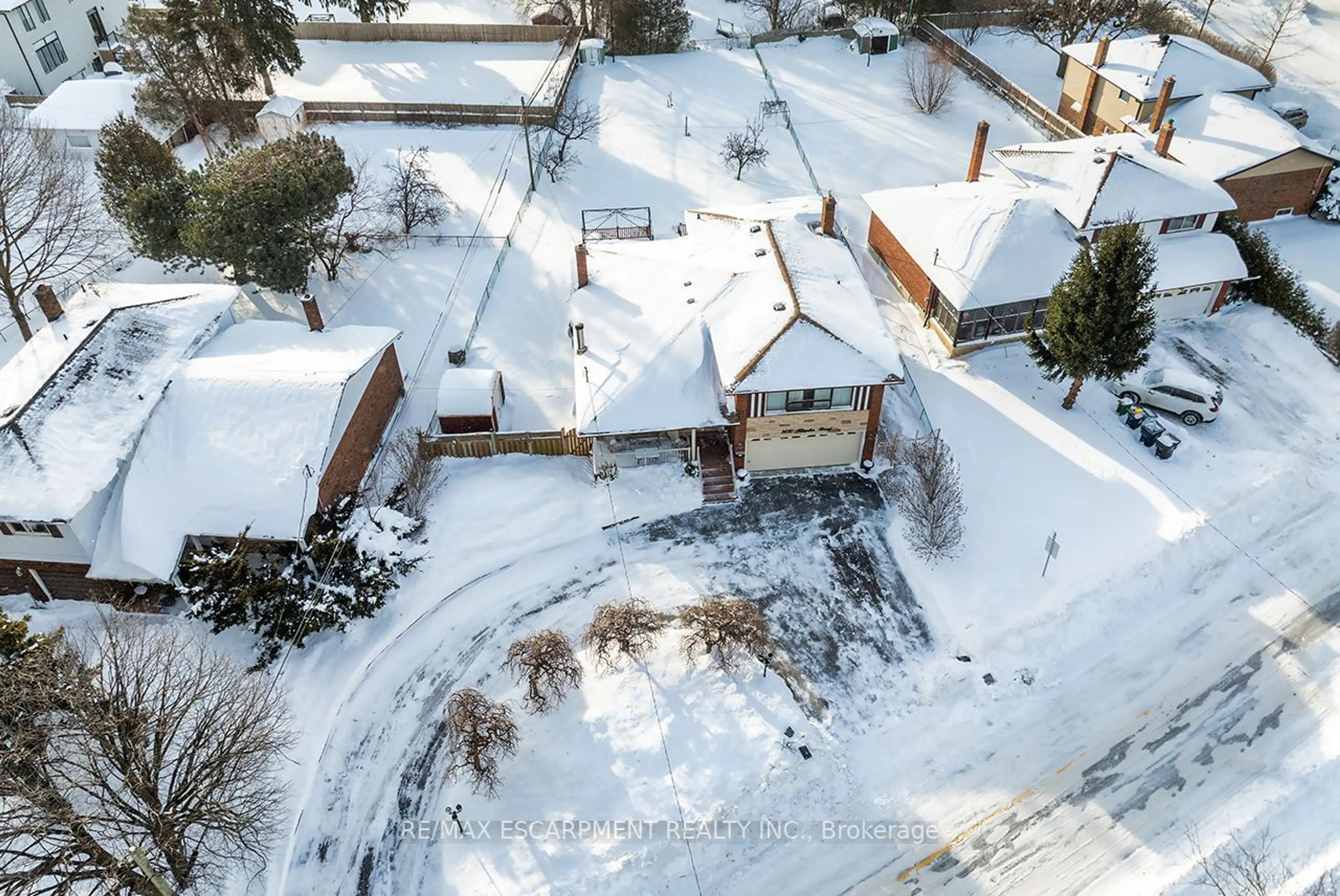 A pic from outside/outdoor area/front of a property/back of a property/a pic from drone, street for 3635 Kingston Rd, Toronto Ontario M1M 1S2