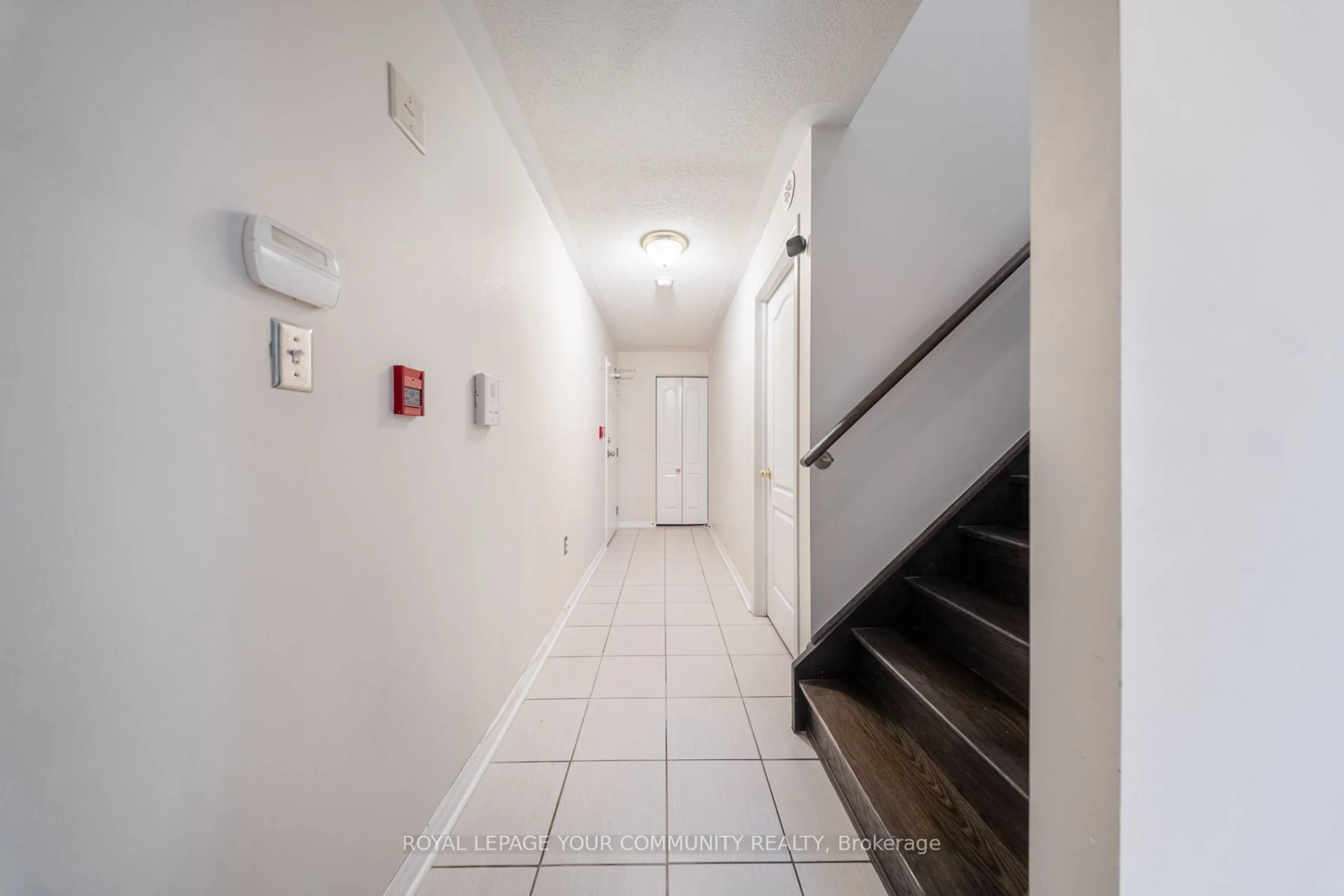 Indoor foyer for 651F Warden Ave #48, Toronto Ontario M1L 0E8