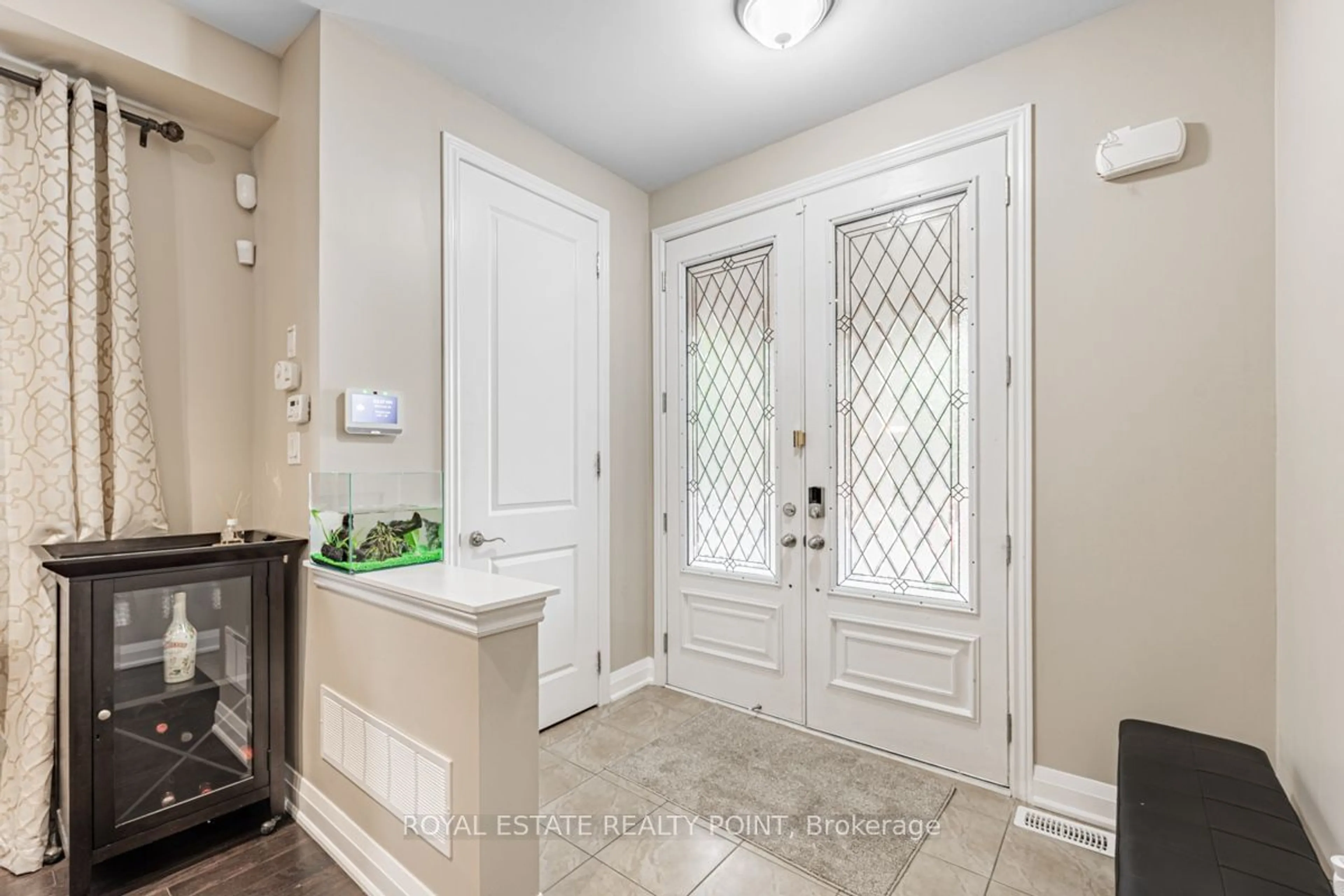 Indoor entryway for 69 Braebrook Dr, Whitby Ontario L1R 0M9