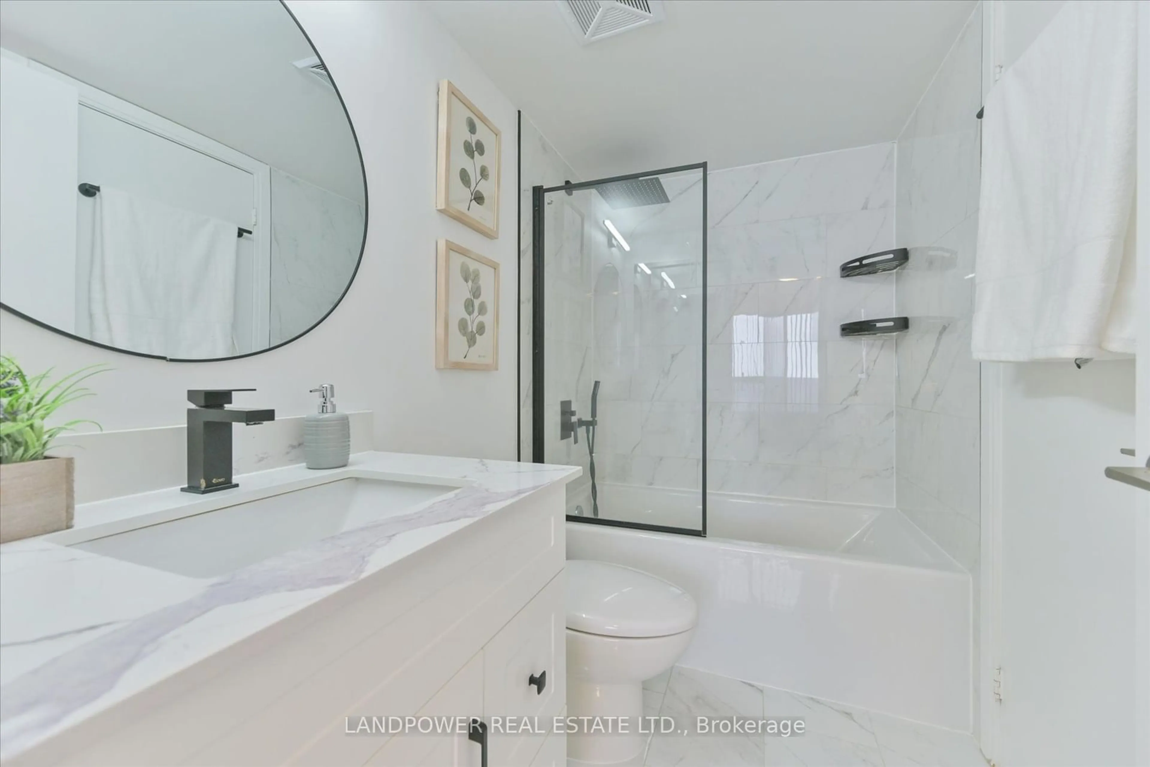 Contemporary bathroom, ceramic/tile floor for 125 Village Green Sq #1812, Toronto Ontario M1S 0G3