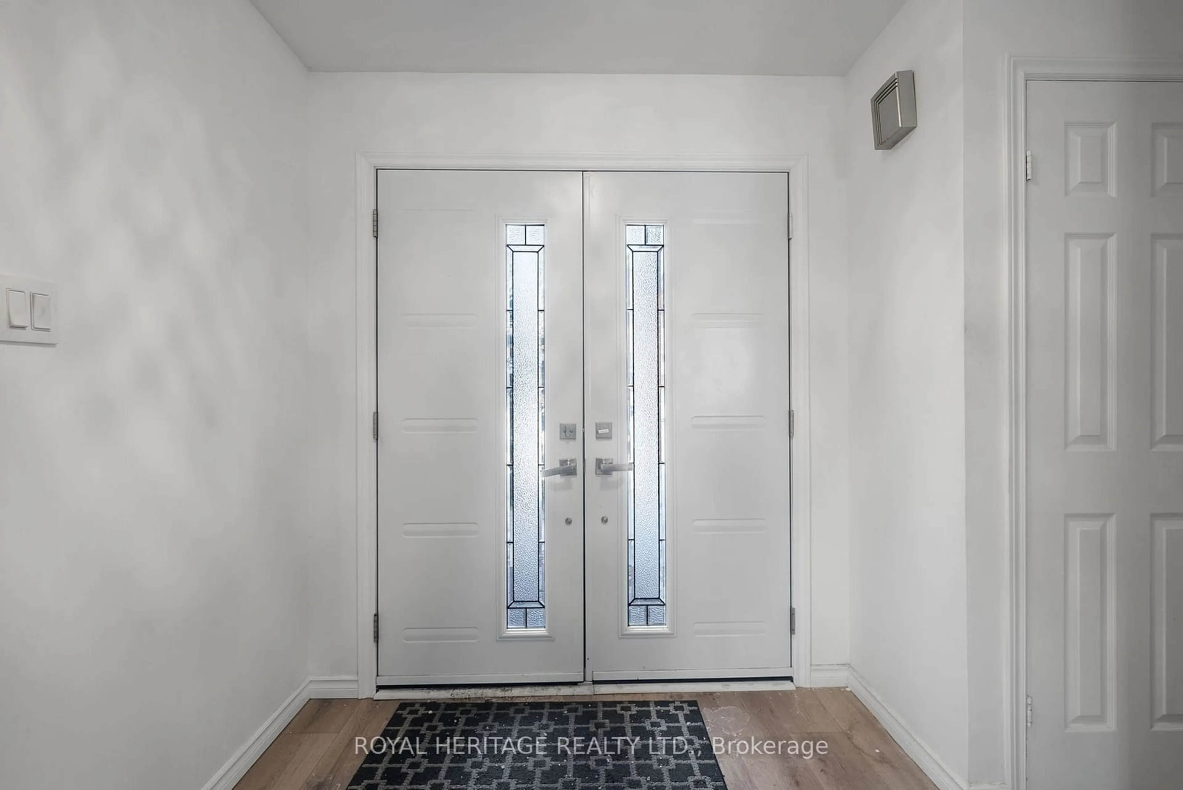 Indoor entryway for 753 Aspen Rd, Pickering Ontario L1V 3P4