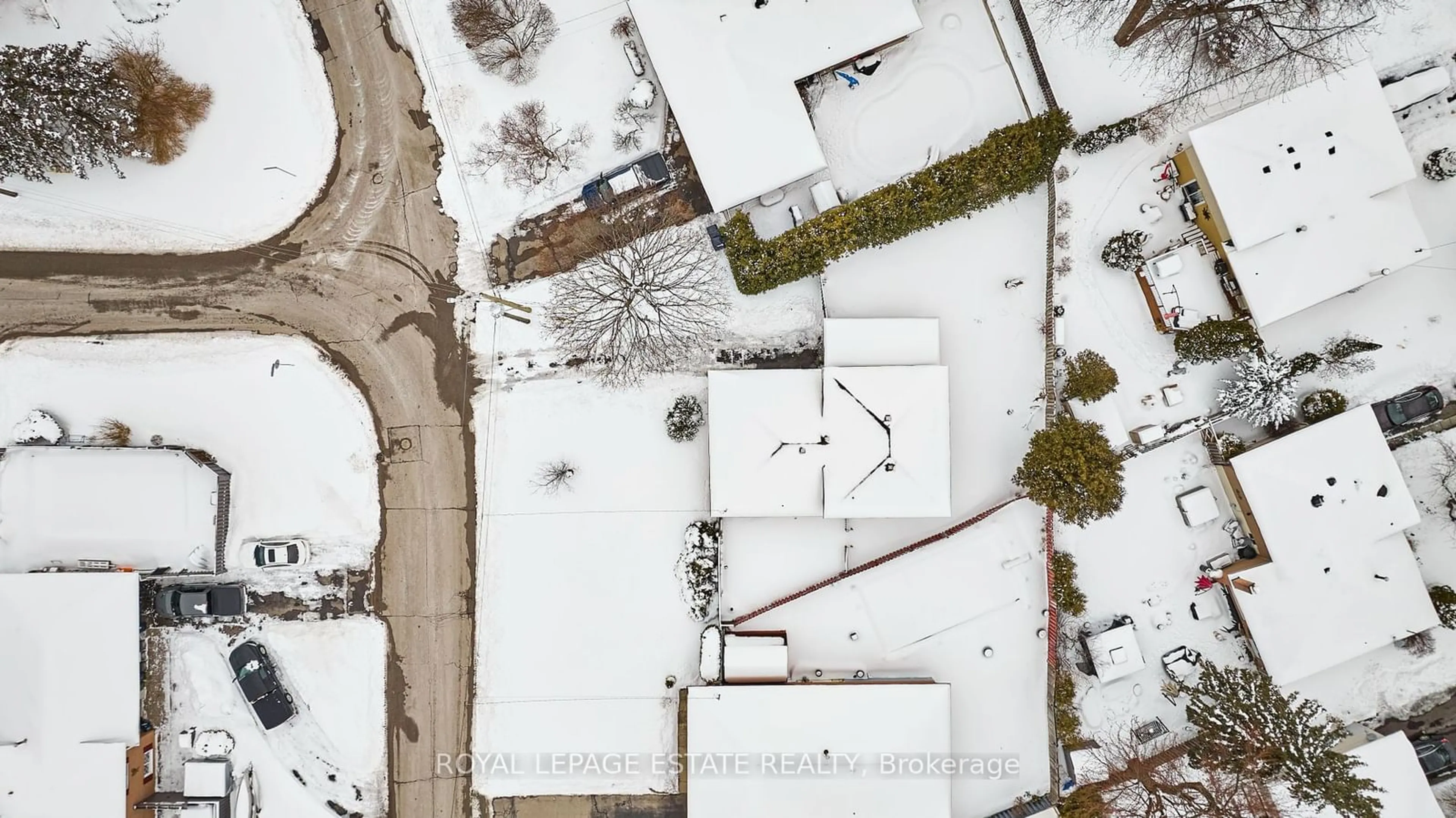 A pic from outside/outdoor area/front of a property/back of a property/a pic from drone, street for 61 Ravine Park Cres, Toronto Ontario M1C 2M5