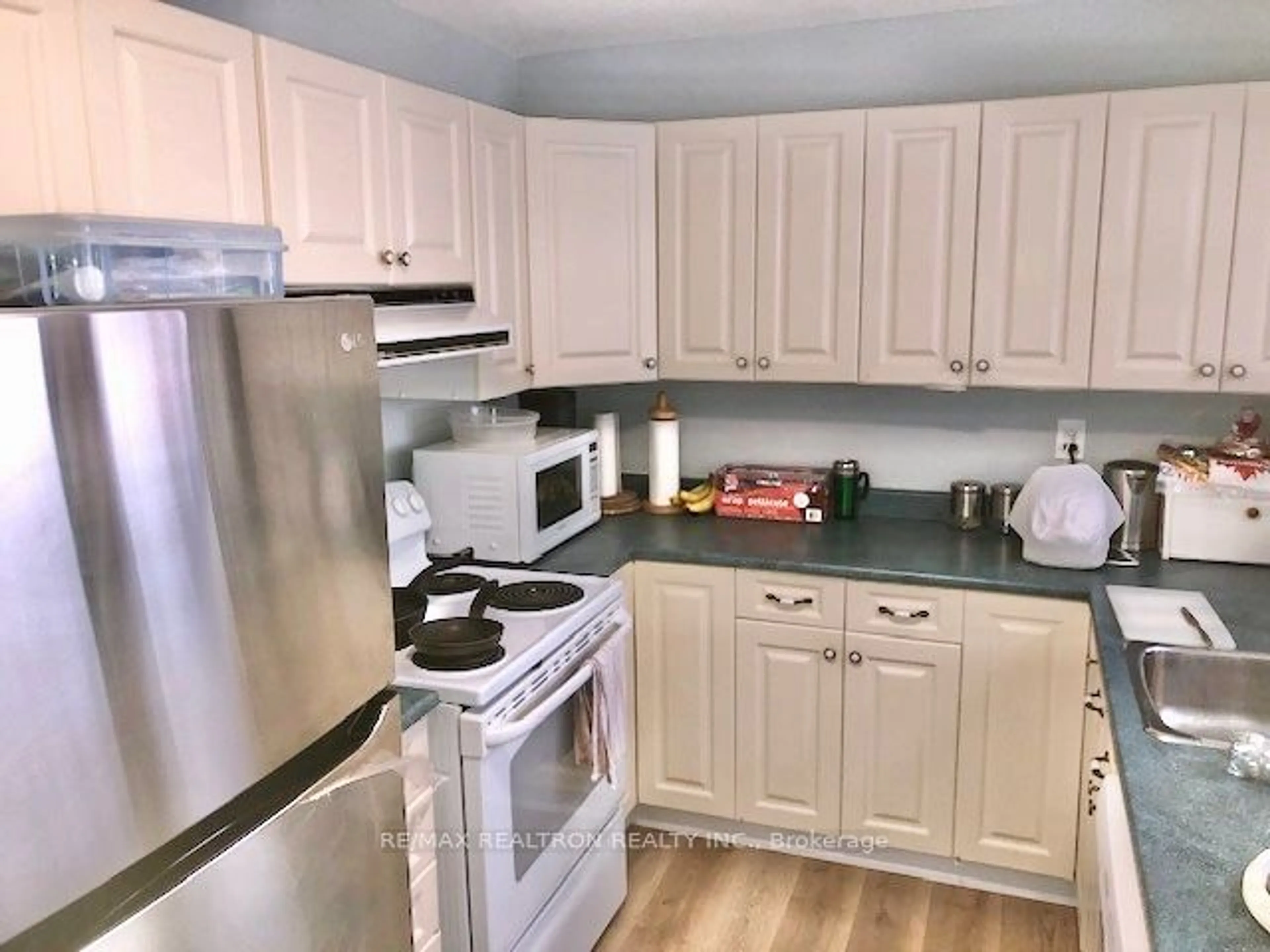 Standard kitchen, unknown for 69 Bow Valley Dr, Toronto Ontario M1G 3J4