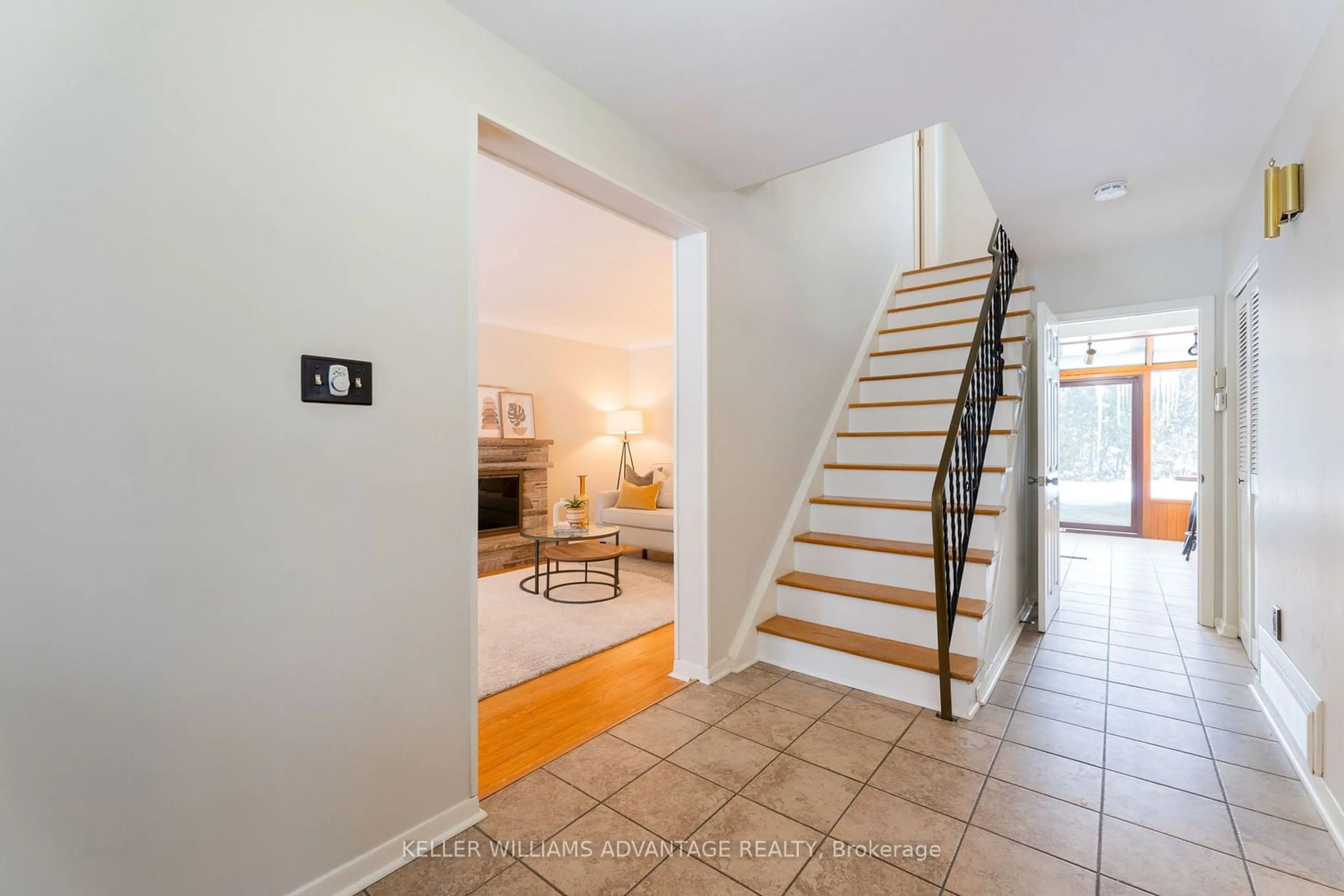 Indoor entryway for 10 Griselda Cres, Toronto Ontario M1G 3P6