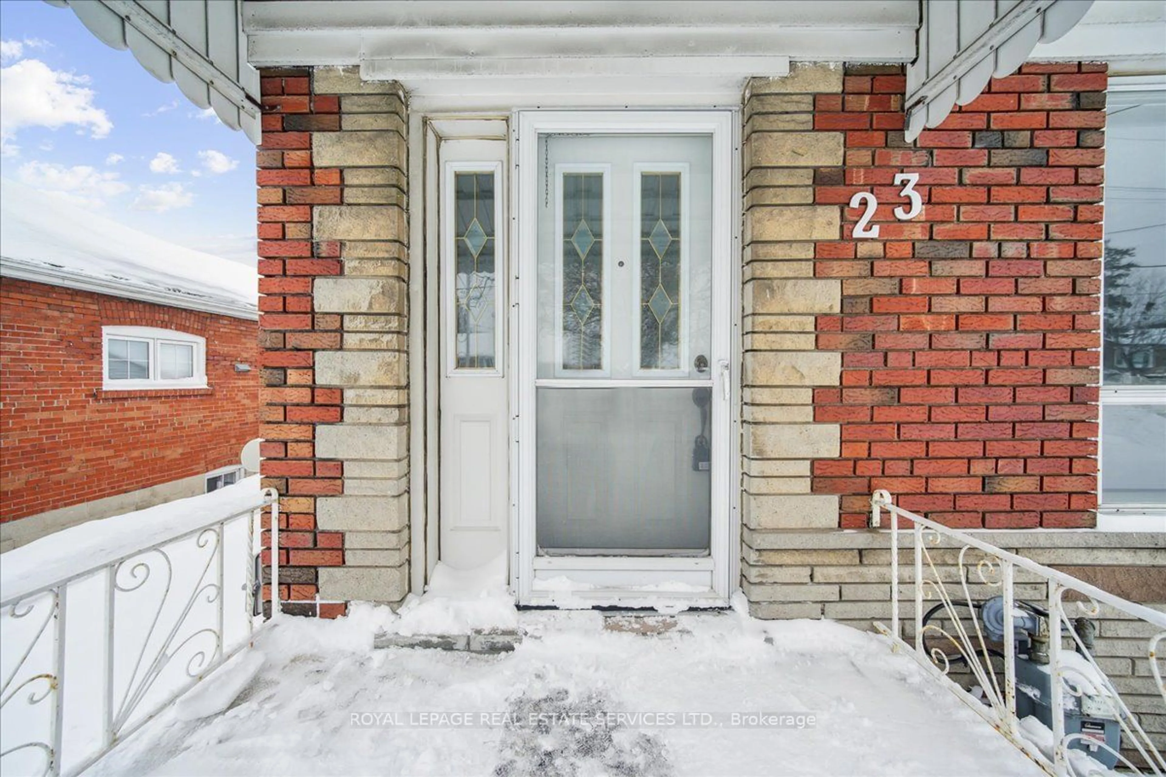 Indoor entryway for 23 Goldsmith Ave, Toronto Ontario M1R 2M1