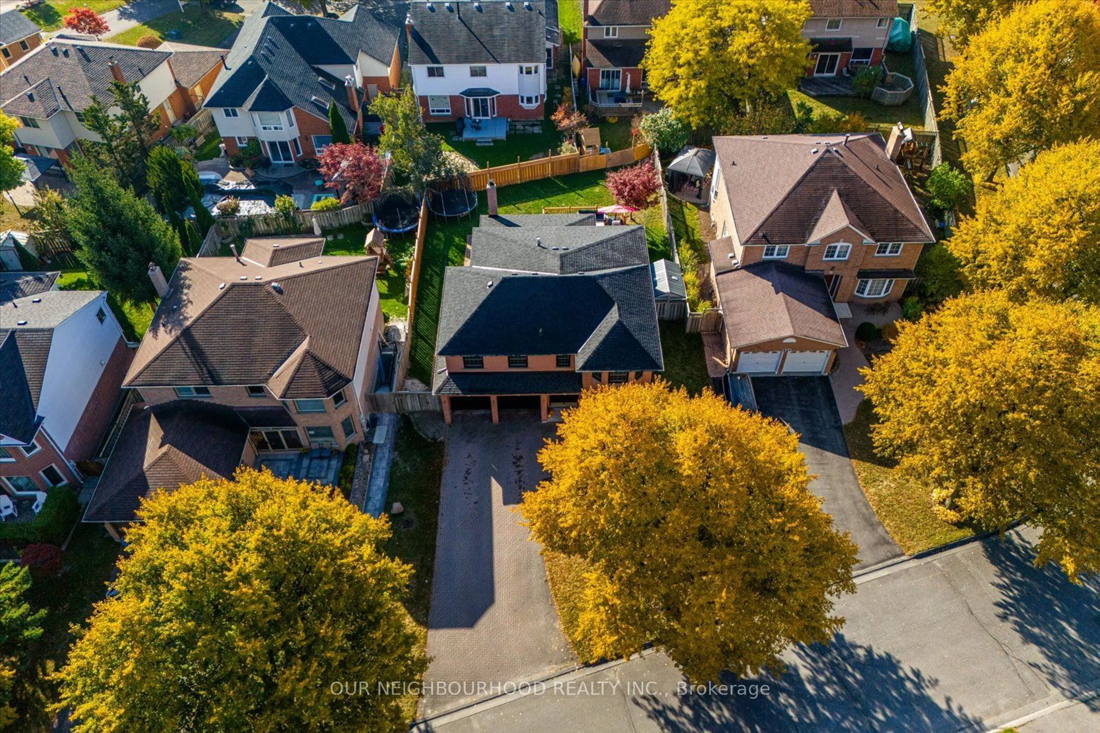 A pic from outside/outdoor area/front of a property/back of a property/a pic from drone, street for 890 Royal Orchard Dr, Oshawa Ontario L1K 2A1