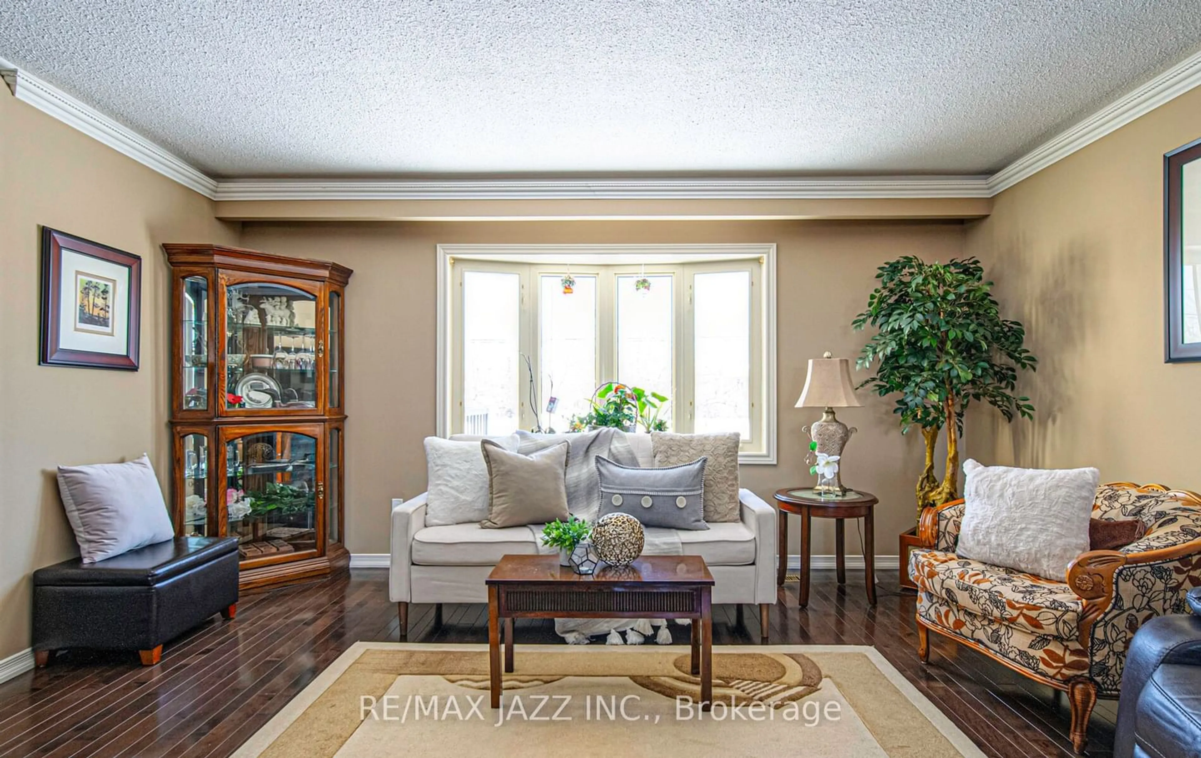 Living room with furniture, unknown for 704 Pickering Beach Rd, Ajax Ontario L1S 3K8