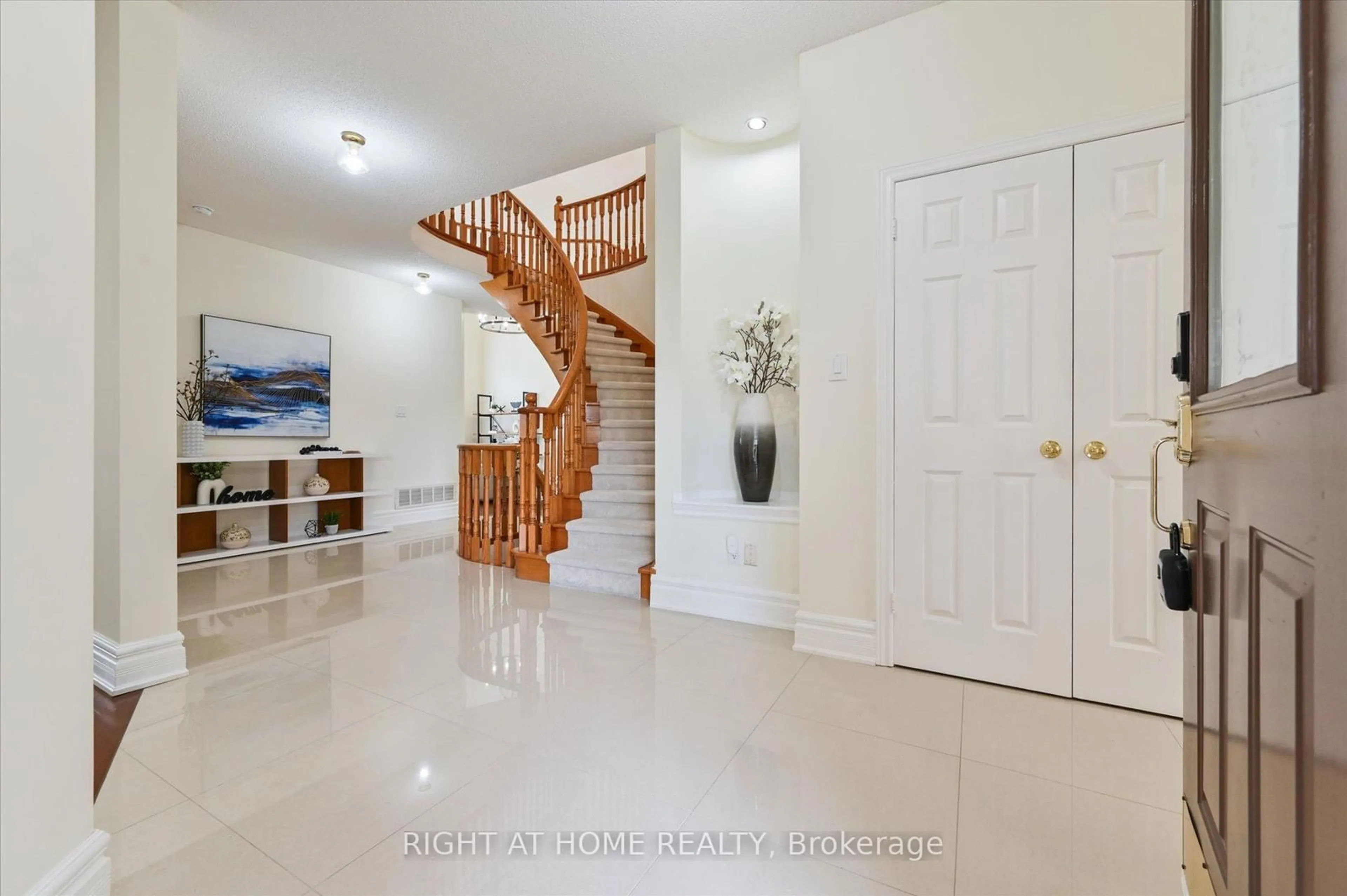 Indoor foyer for 842 Primrose Crt, Pickering Ontario L1X 2S7