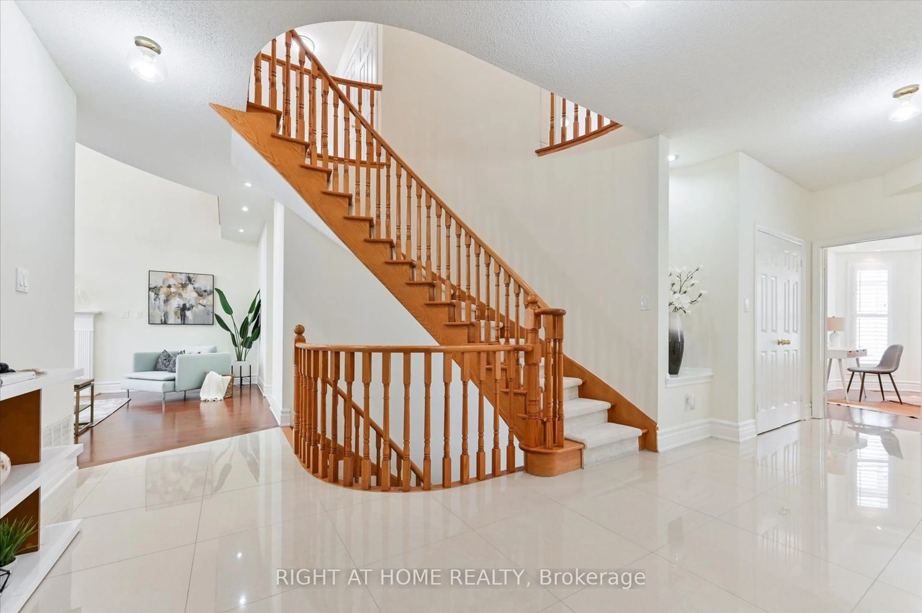 Stairs for 842 Primrose Crt, Pickering Ontario L1X 2S7