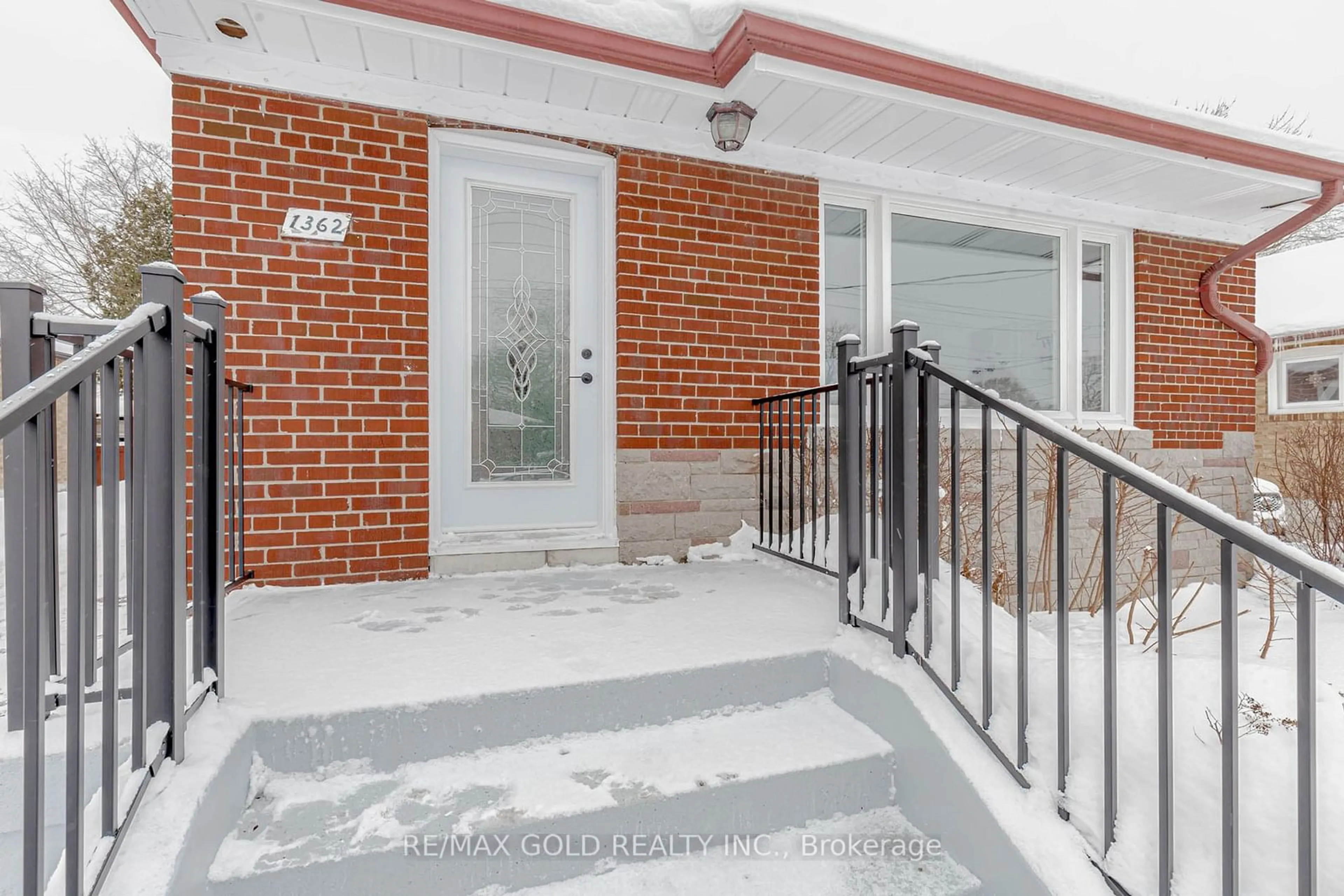 Indoor entryway for 1362 Pharmacy Ave, Toronto Ontario M1R 2J5