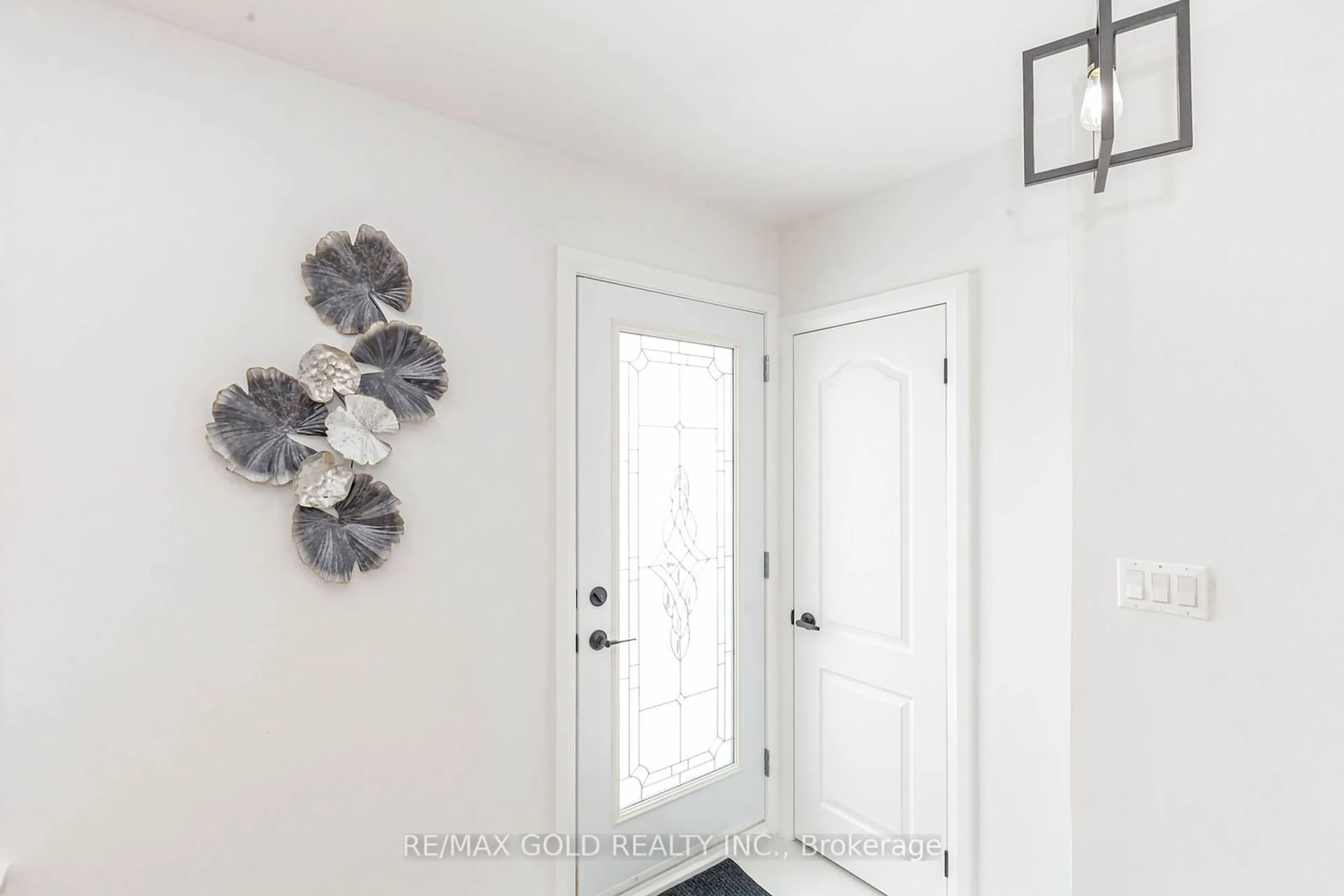 Indoor entryway for 1362 Pharmacy Ave, Toronto Ontario M1R 2J5