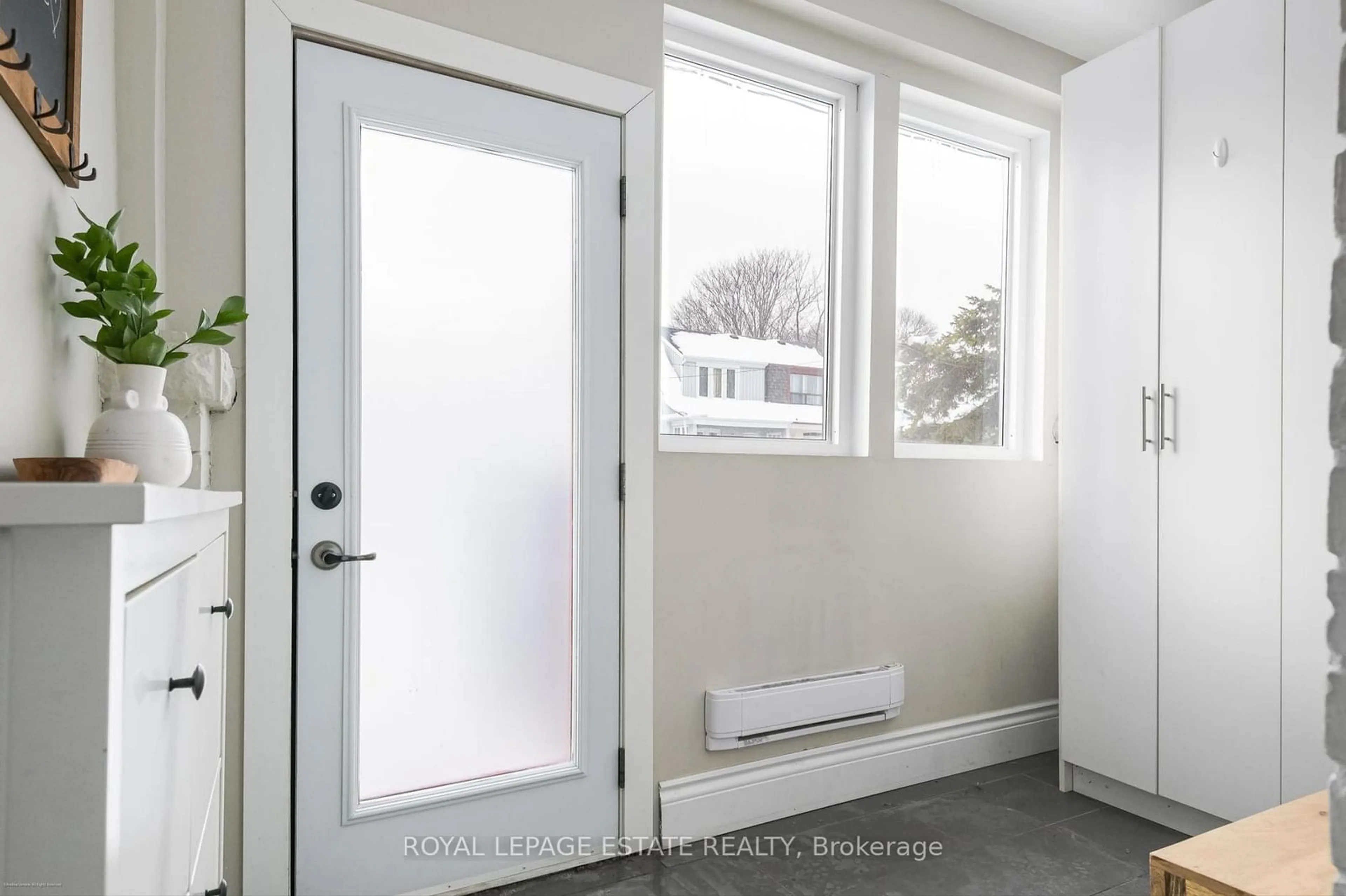 Indoor entryway for 105 Bastedo Ave, Toronto Ontario M4C 3N2