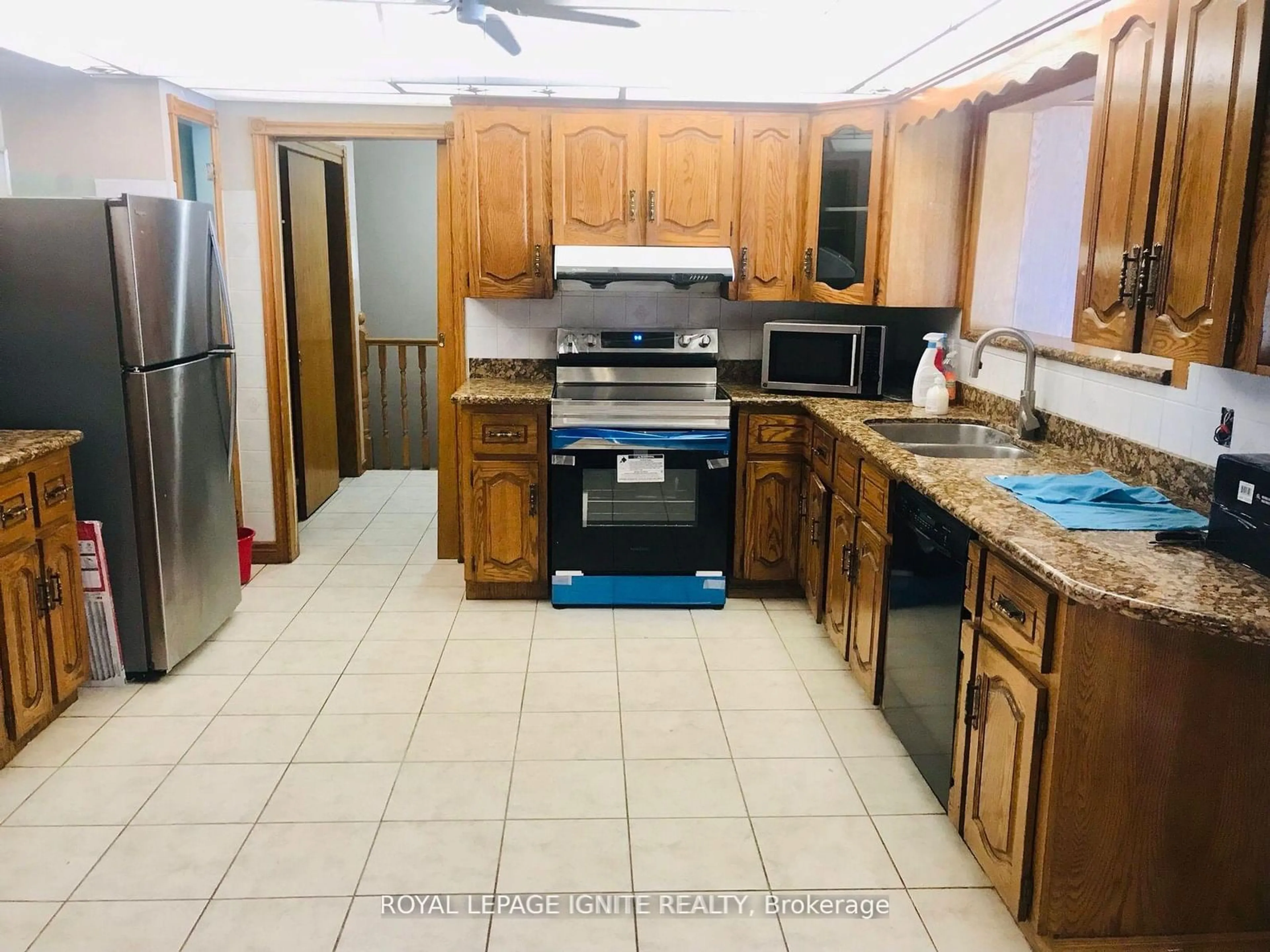 Standard kitchen, ceramic/tile floor for 690 Taunton Rd, Oshawa Ontario L1L 0N9