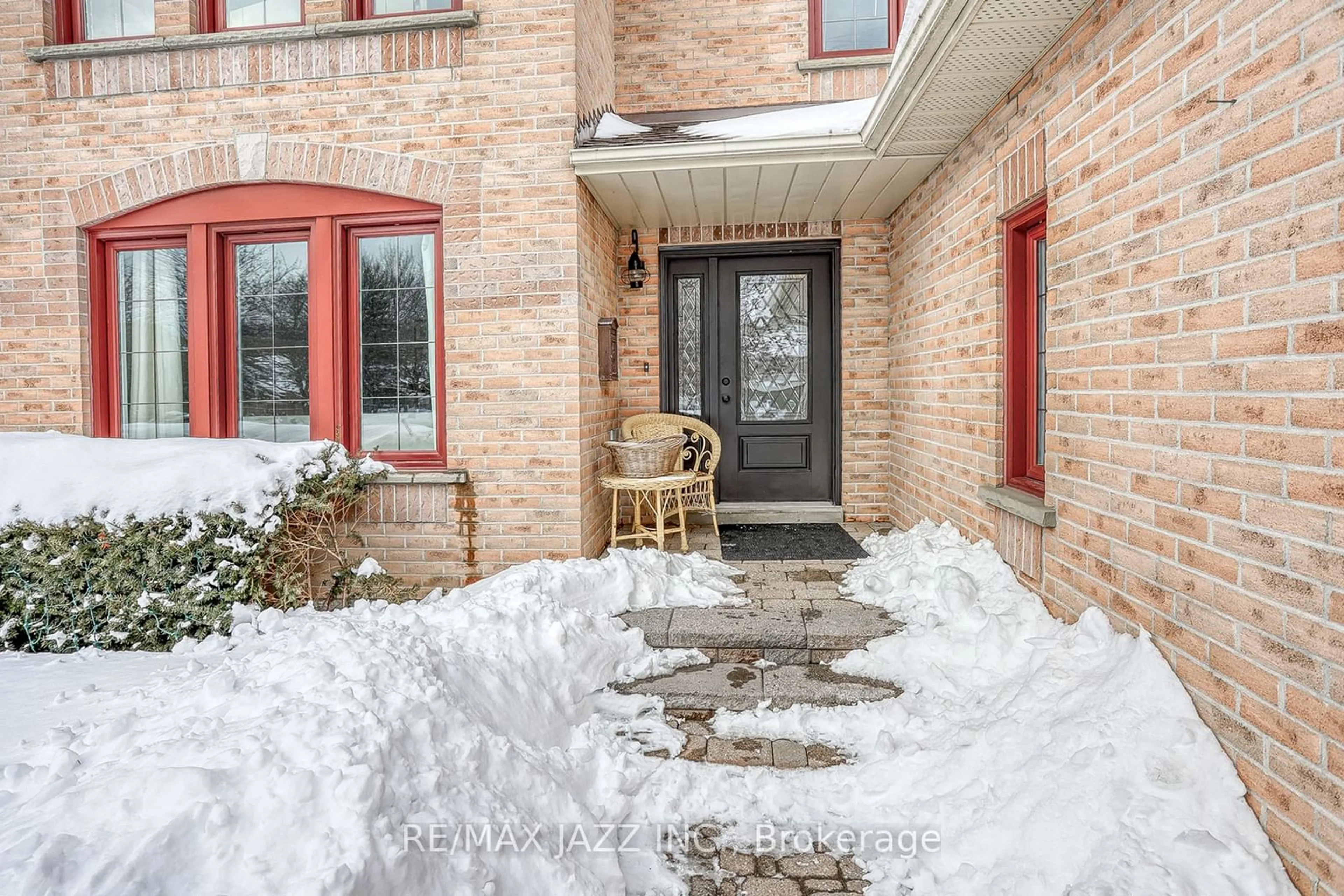 Indoor entryway for 8 Irwin Dr, Whitby Ontario L1N 9B8