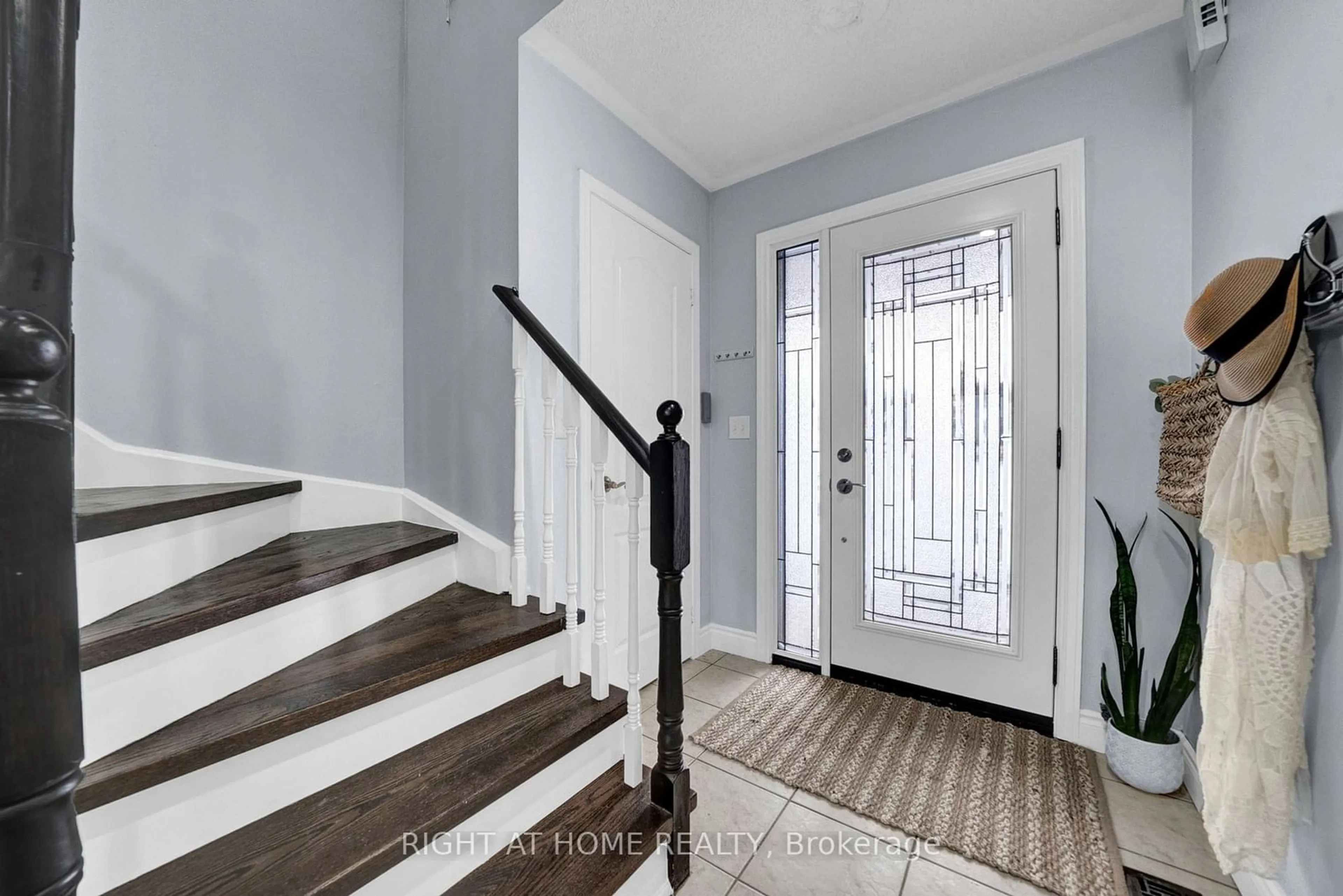 Indoor entryway for 85 Dodds Sq, Clarington Ontario L1C 5N2