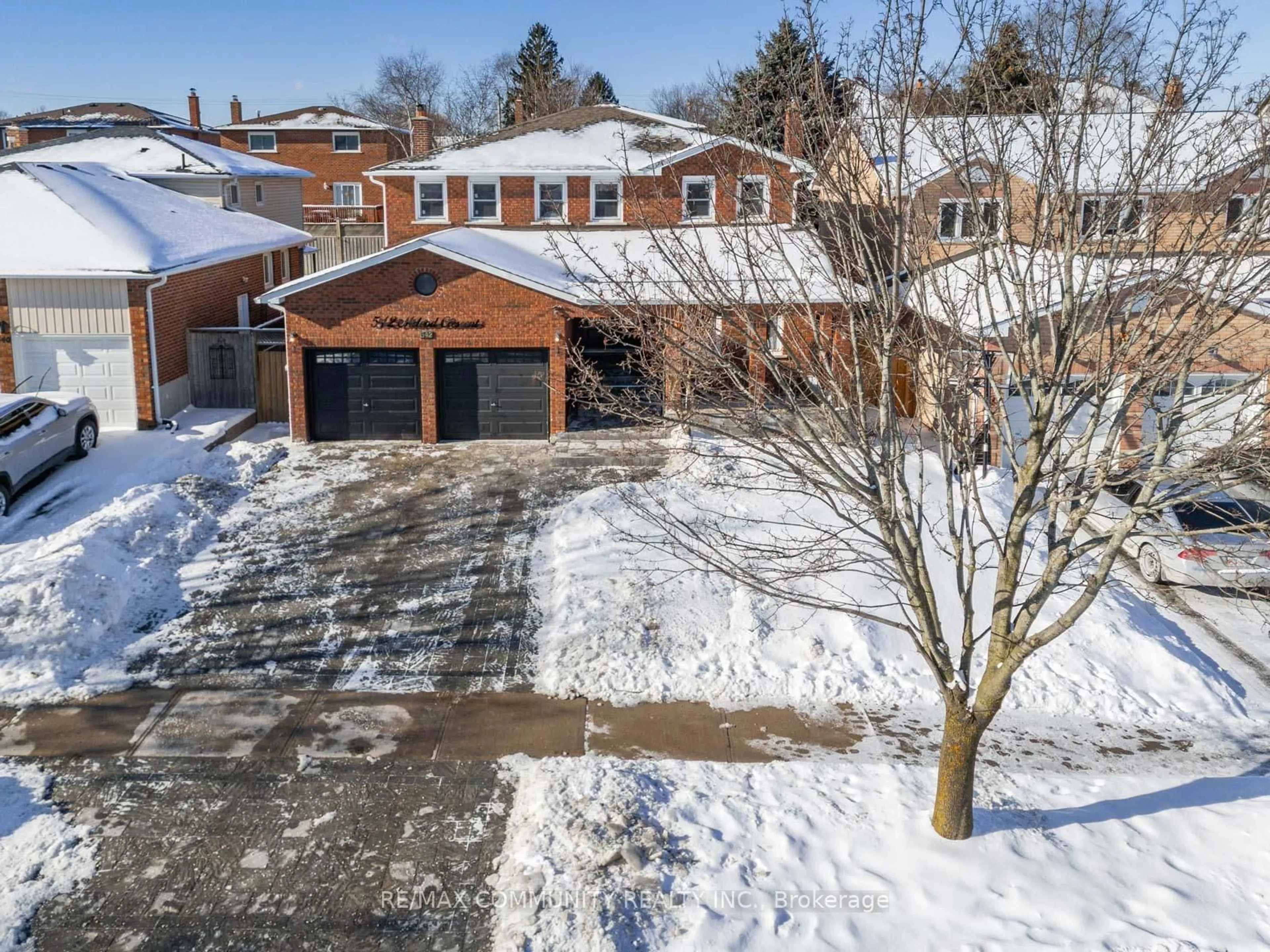 A pic from outside/outdoor area/front of a property/back of a property/a pic from drone, street for 542 McLeod Cres, Pickering Ontario L1W 3M5