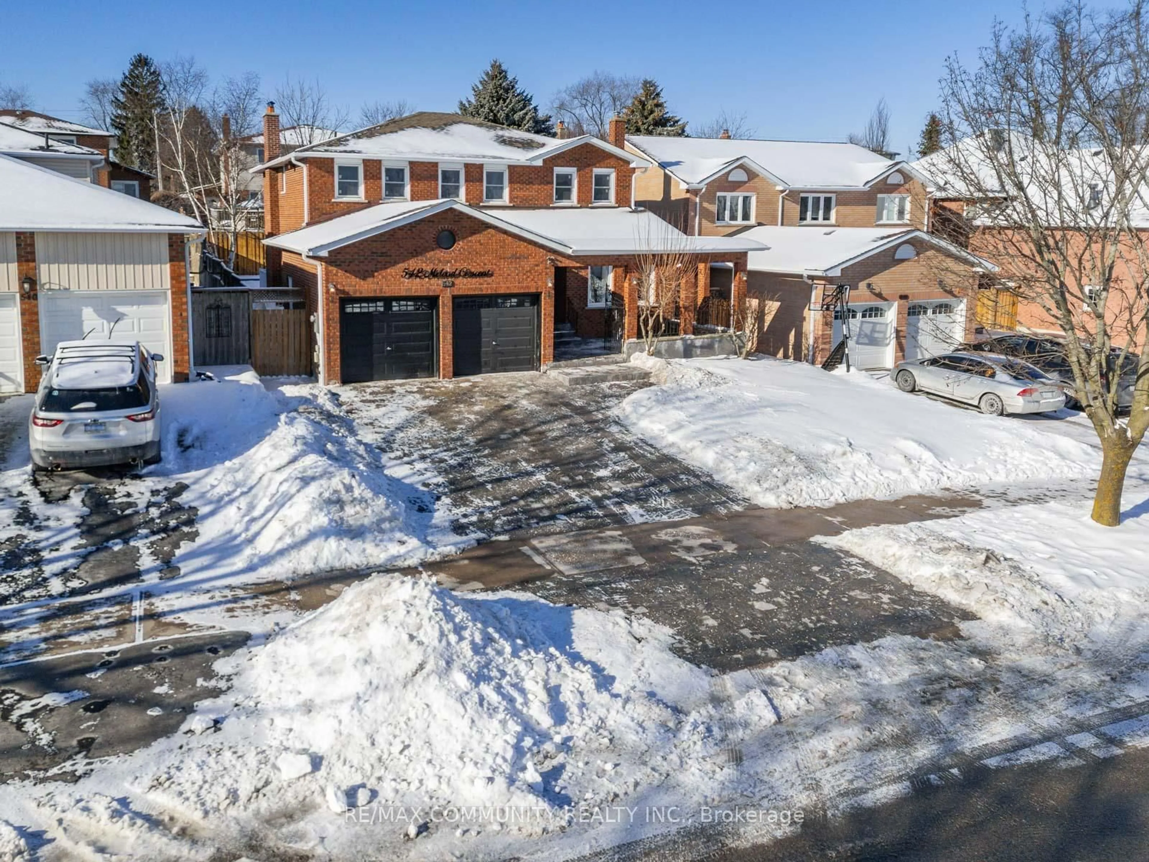 A pic from outside/outdoor area/front of a property/back of a property/a pic from drone, street for 542 McLeod Cres, Pickering Ontario L1W 3M5